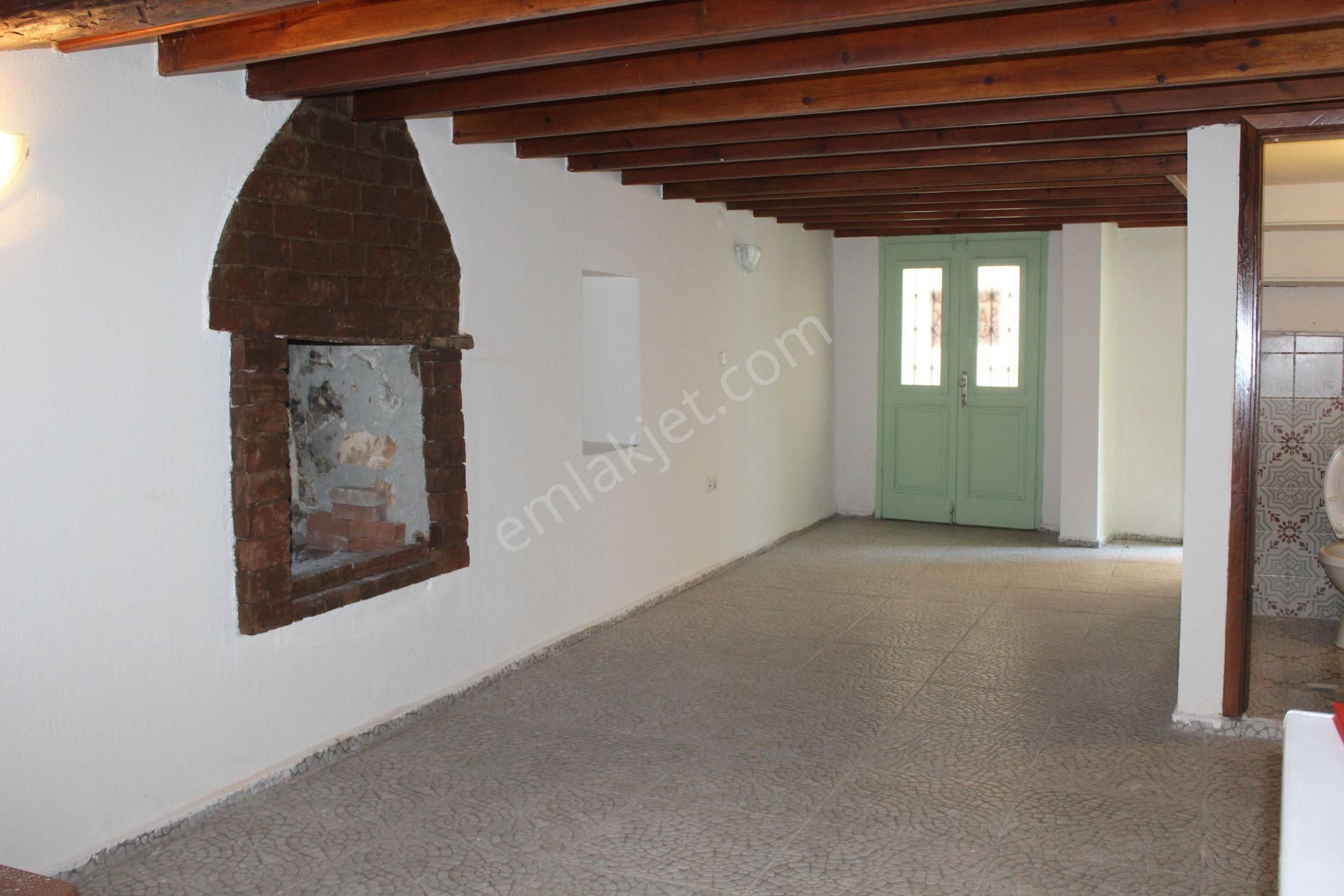 Ayvada'dan Ayvalık Merkez'de Avlulu 3 Katlı 4+1 Taş Rum Evi - Görsel 7