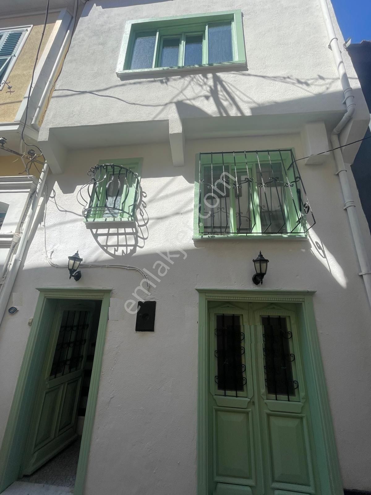Ayvada'dan Ayvalık Merkez'de Avlulu 3 Katlı 4+1 Taş Rum Evi