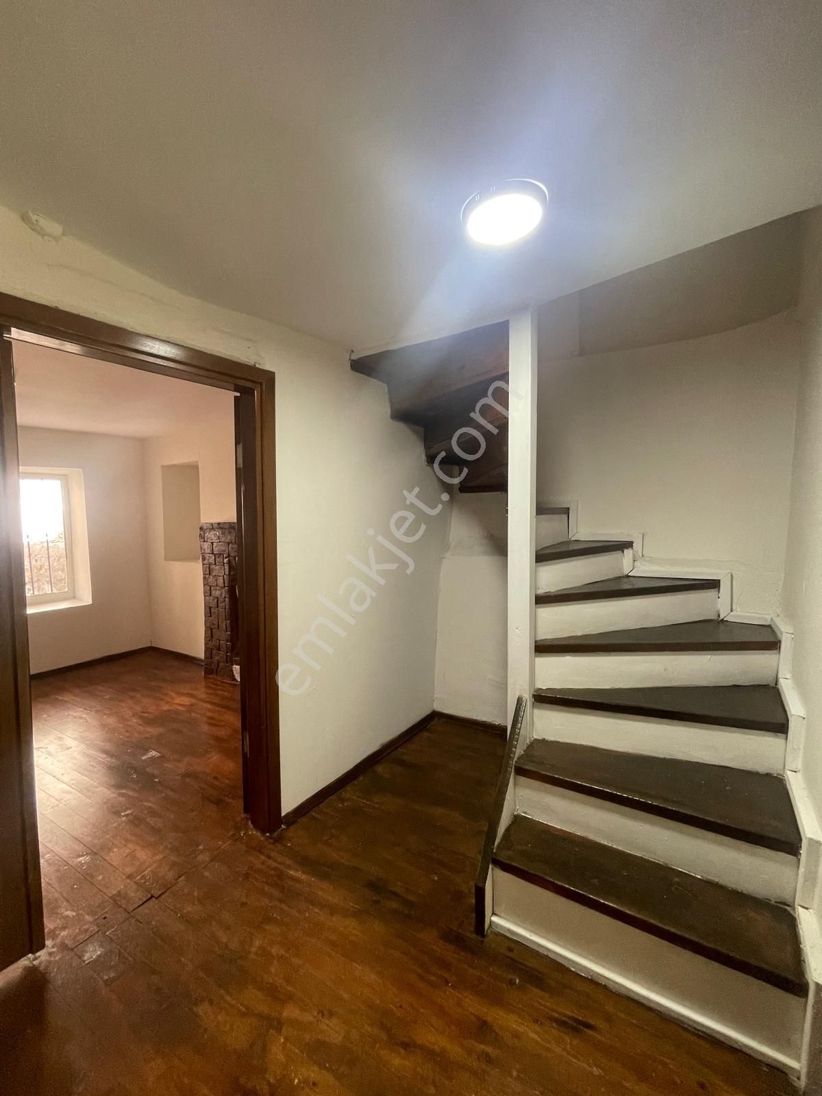 Ayvada'dan Ayvalık Merkez'de Avlulu 3 Katlı 4+1 Taş Rum Evi - Görsel 16