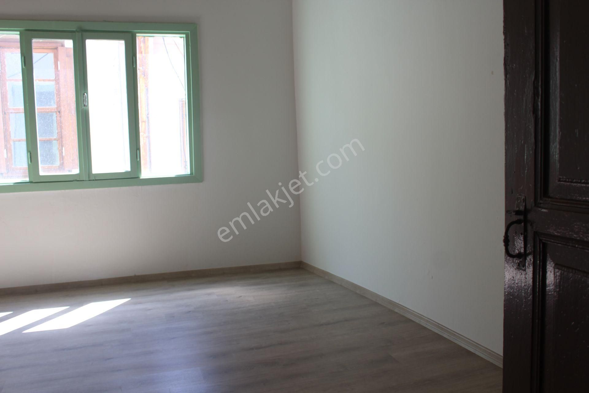 Ayvada'dan Ayvalık Merkez'de Avlulu 3 Katlı 4+1 Taş Rum Evi - Görsel 28