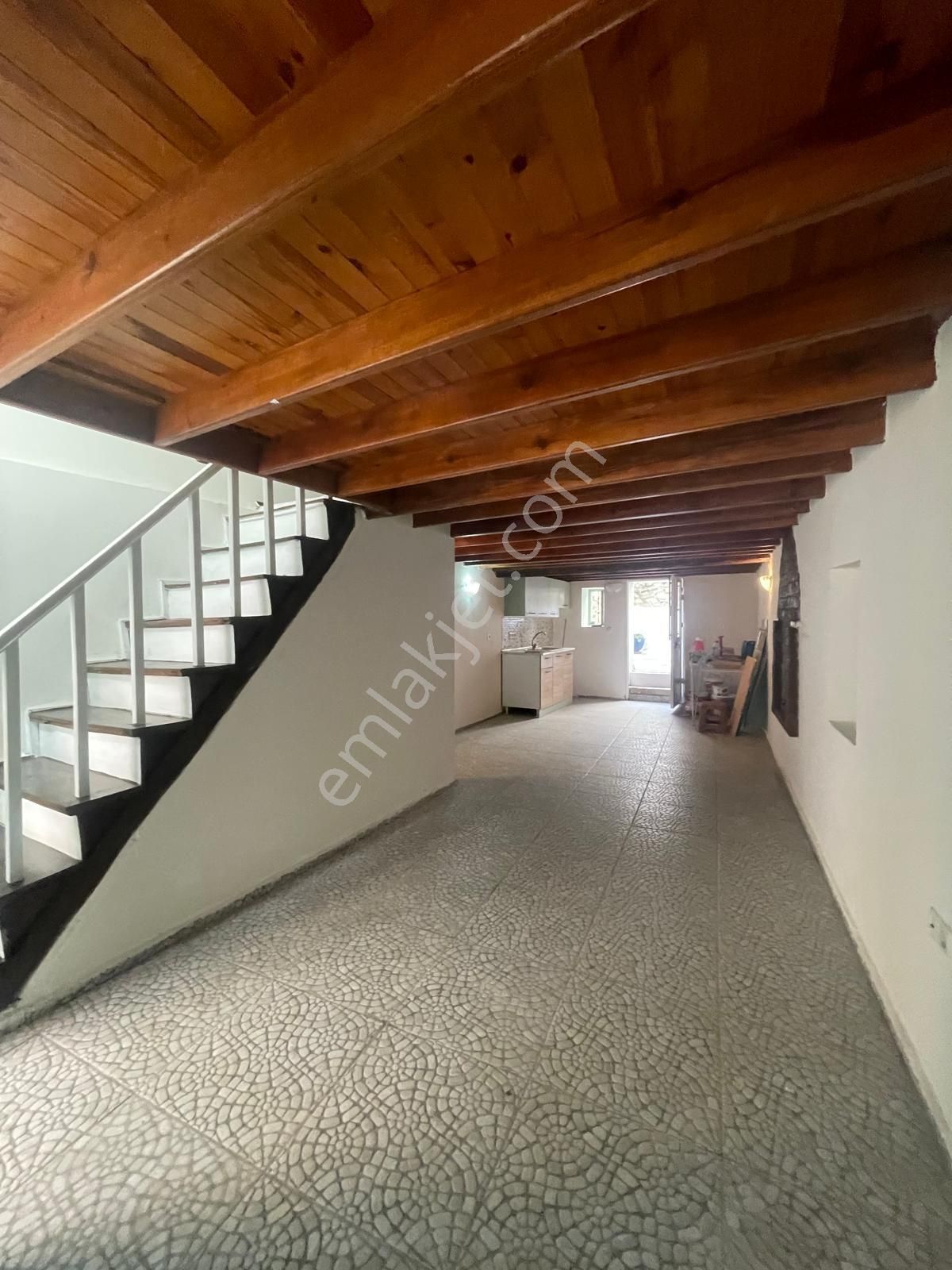 Ayvada'dan Ayvalık Merkez'de Avlulu 3 Katlı 4+1 Taş Rum Evi - Görsel 4