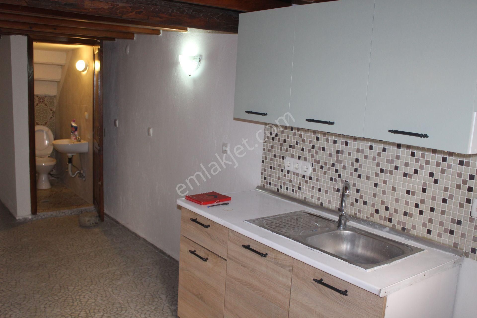 Ayvada'dan Ayvalık Merkez'de Avlulu 3 Katlı 4+1 Taş Rum Evi - Görsel 8