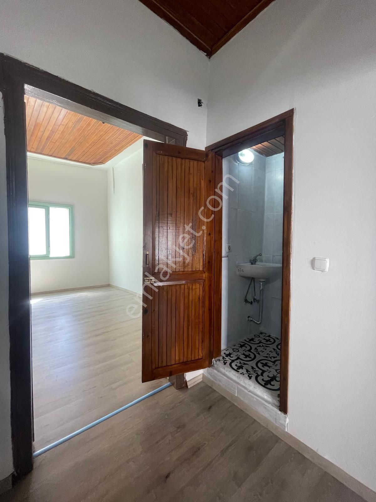 Ayvada'dan Ayvalık Merkez'de Avlulu 3 Katlı 4+1 Taş Rum Evi - Görsel 25