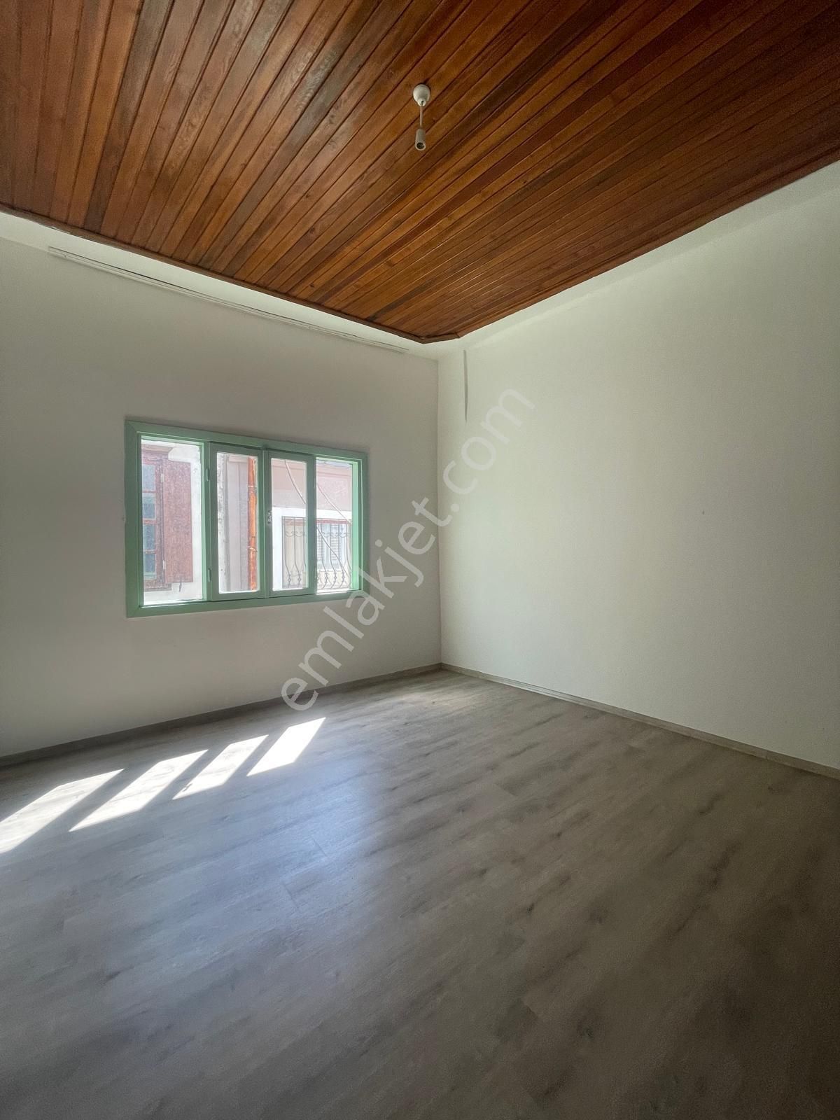 Ayvada'dan Ayvalık Merkez'de Avlulu 3 Katlı 4+1 Taş Rum Evi - Görsel 21