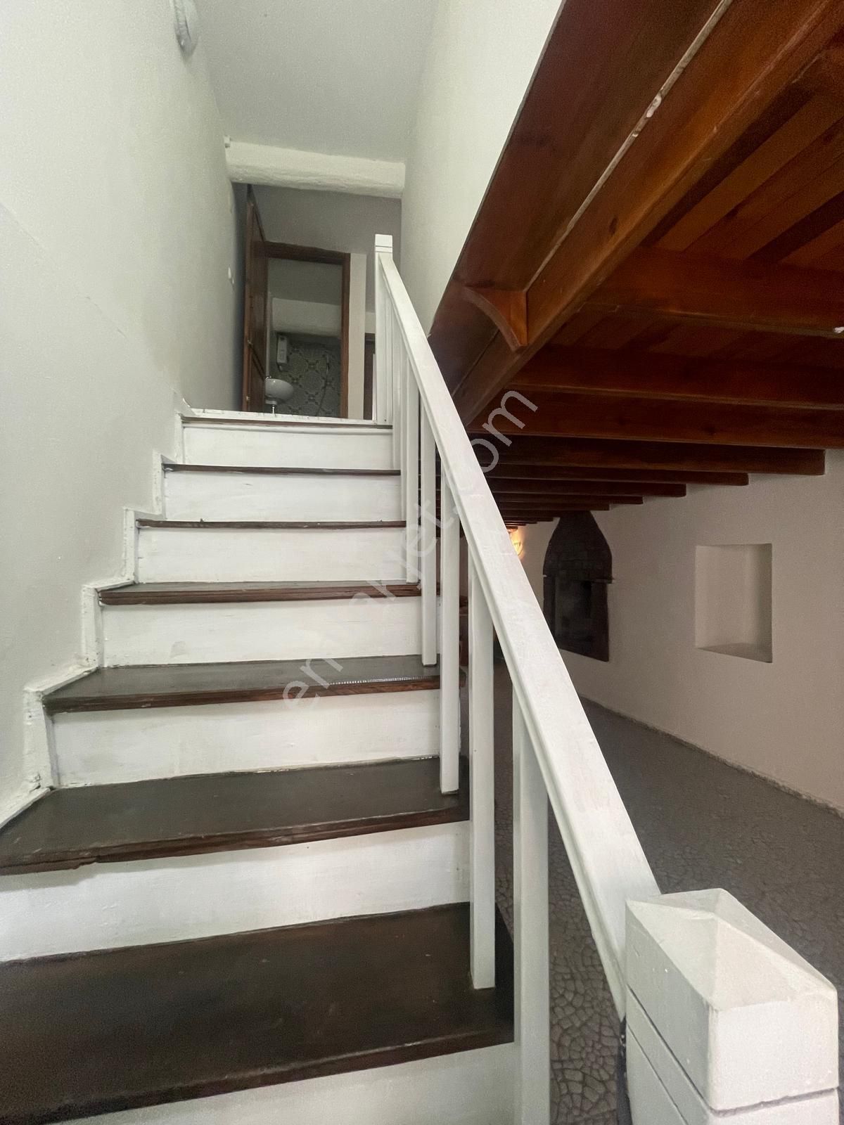 Ayvada'dan Ayvalık Merkez'de Avlulu 3 Katlı 4+1 Taş Rum Evi - Görsel 15