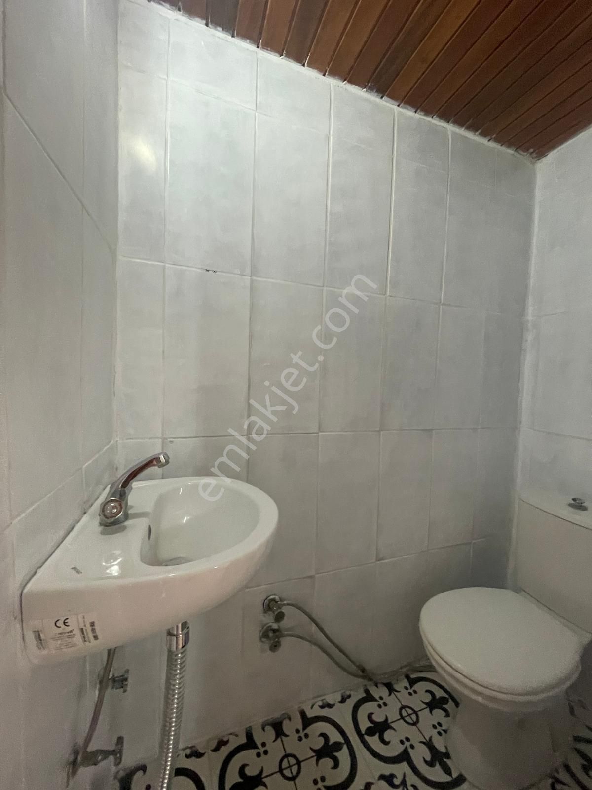 Ayvada'dan Ayvalık Merkez'de Avlulu 3 Katlı 4+1 Taş Rum Evi - Görsel 23