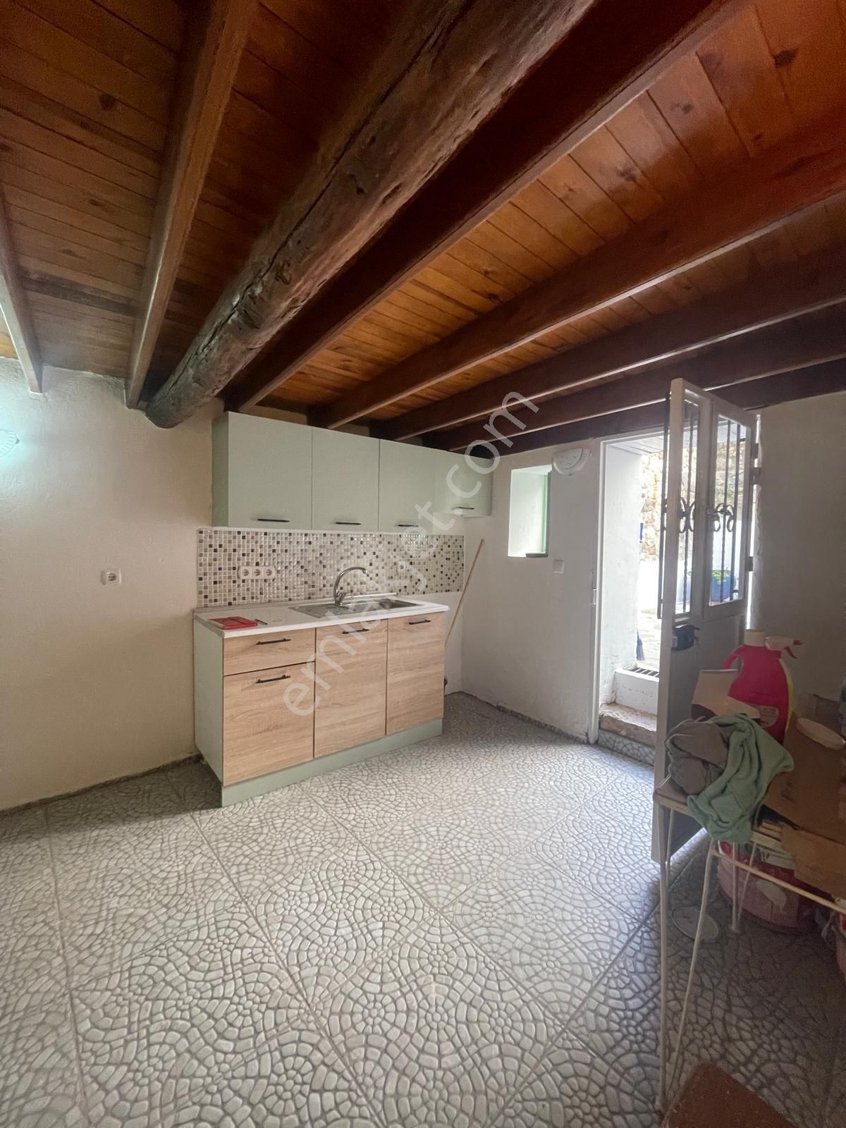 Ayvada'dan Ayvalık Merkez'de Avlulu 3 Katlı 4+1 Taş Rum Evi - Görsel 6