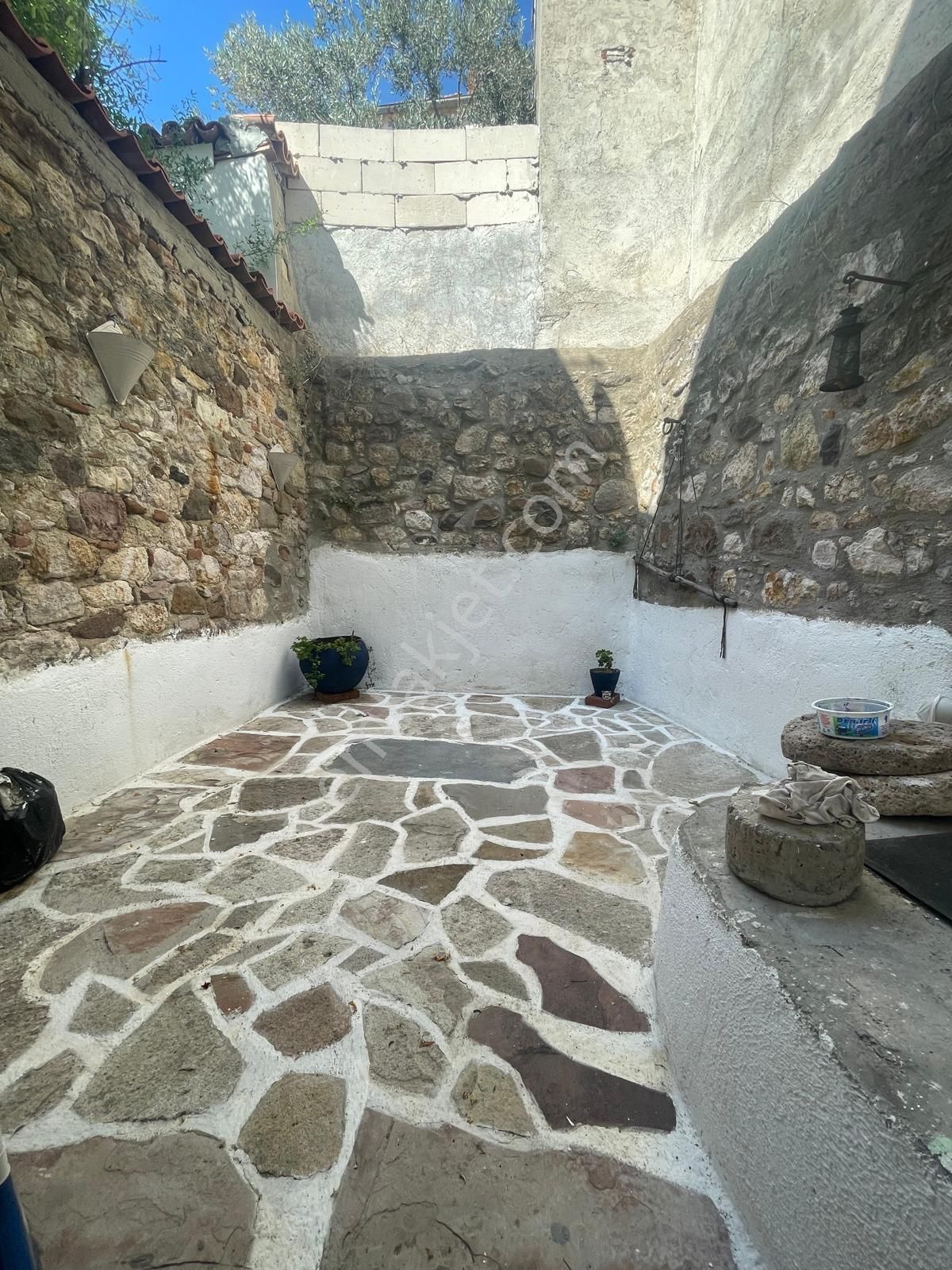 Ayvada'dan Ayvalık Merkez'de Avlulu 3 Katlı 4+1 Taş Rum Evi - Görsel 12