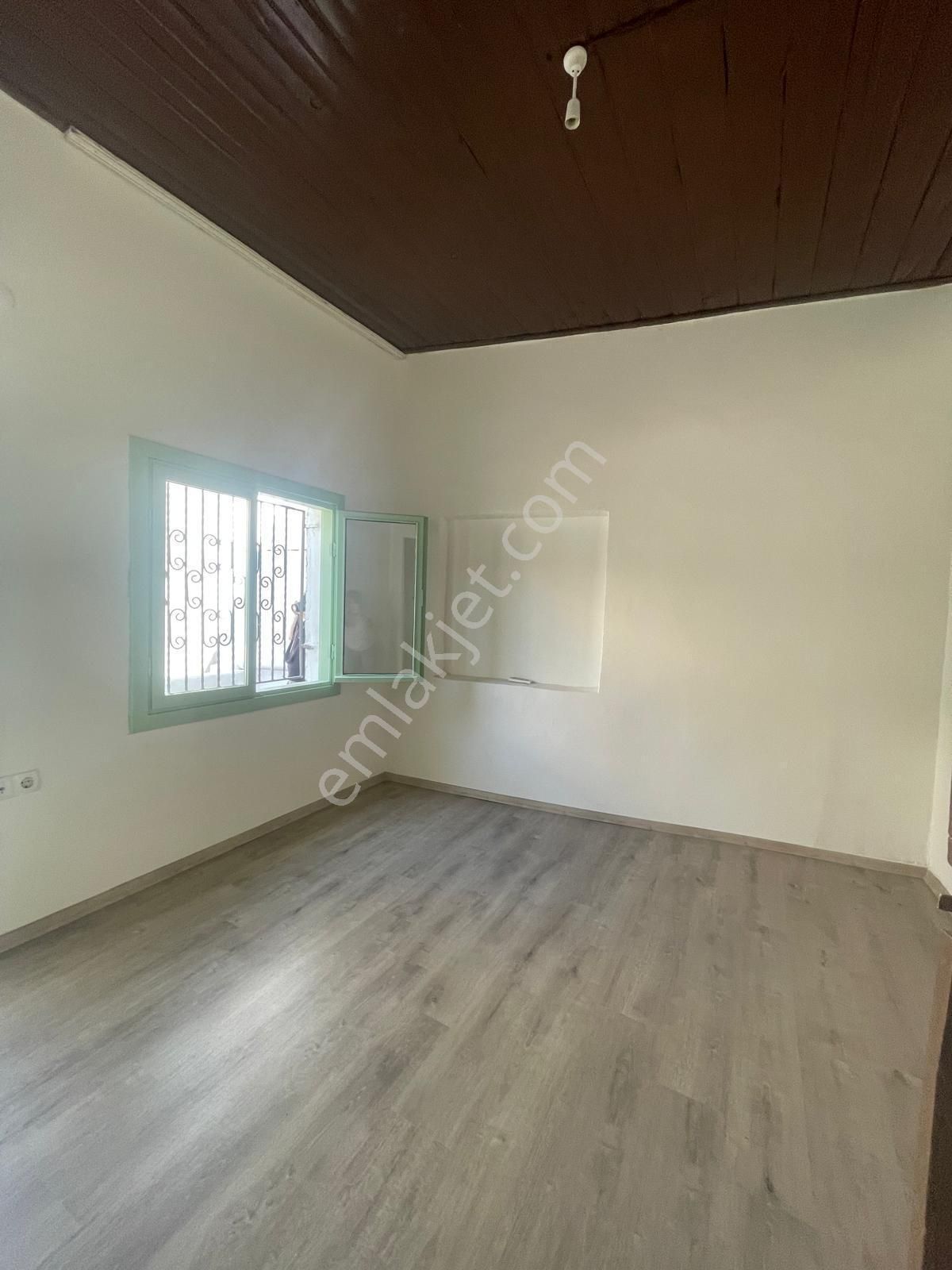 Ayvada'dan Ayvalık Merkez'de Avlulu 3 Katlı 4+1 Taş Rum Evi - Görsel 27