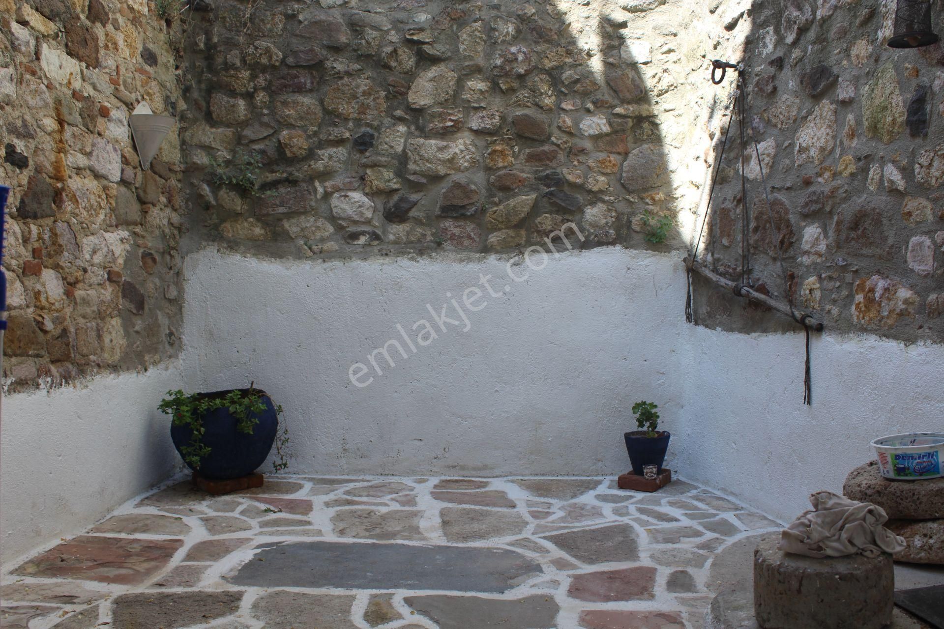 Ayvada'dan Ayvalık Merkez'de Avlulu 3 Katlı 4+1 Taş Rum Evi - Görsel 13