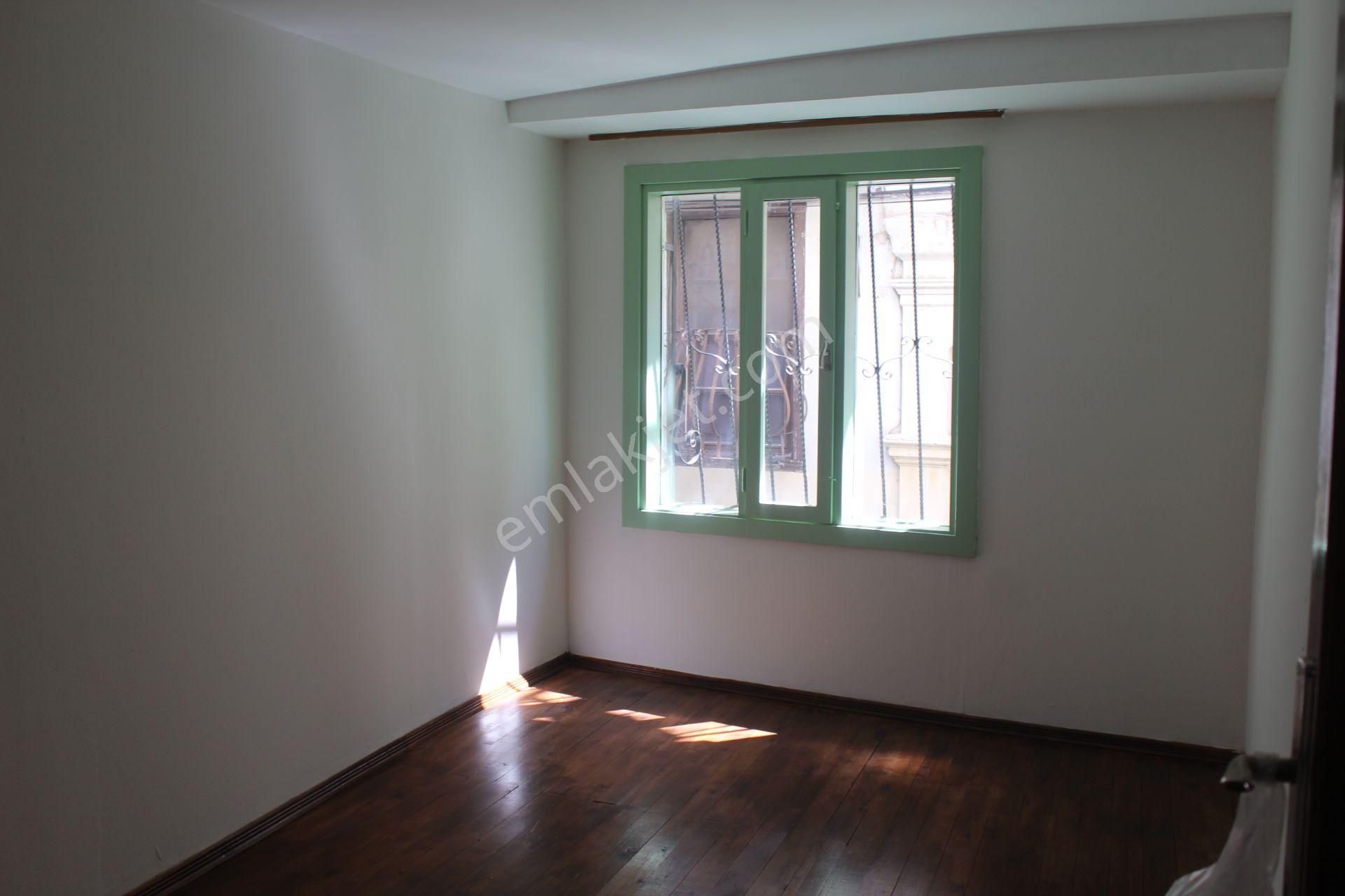 Ayvada'dan Ayvalık Merkez'de Avlulu 3 Katlı 4+1 Taş Rum Evi - Görsel 29