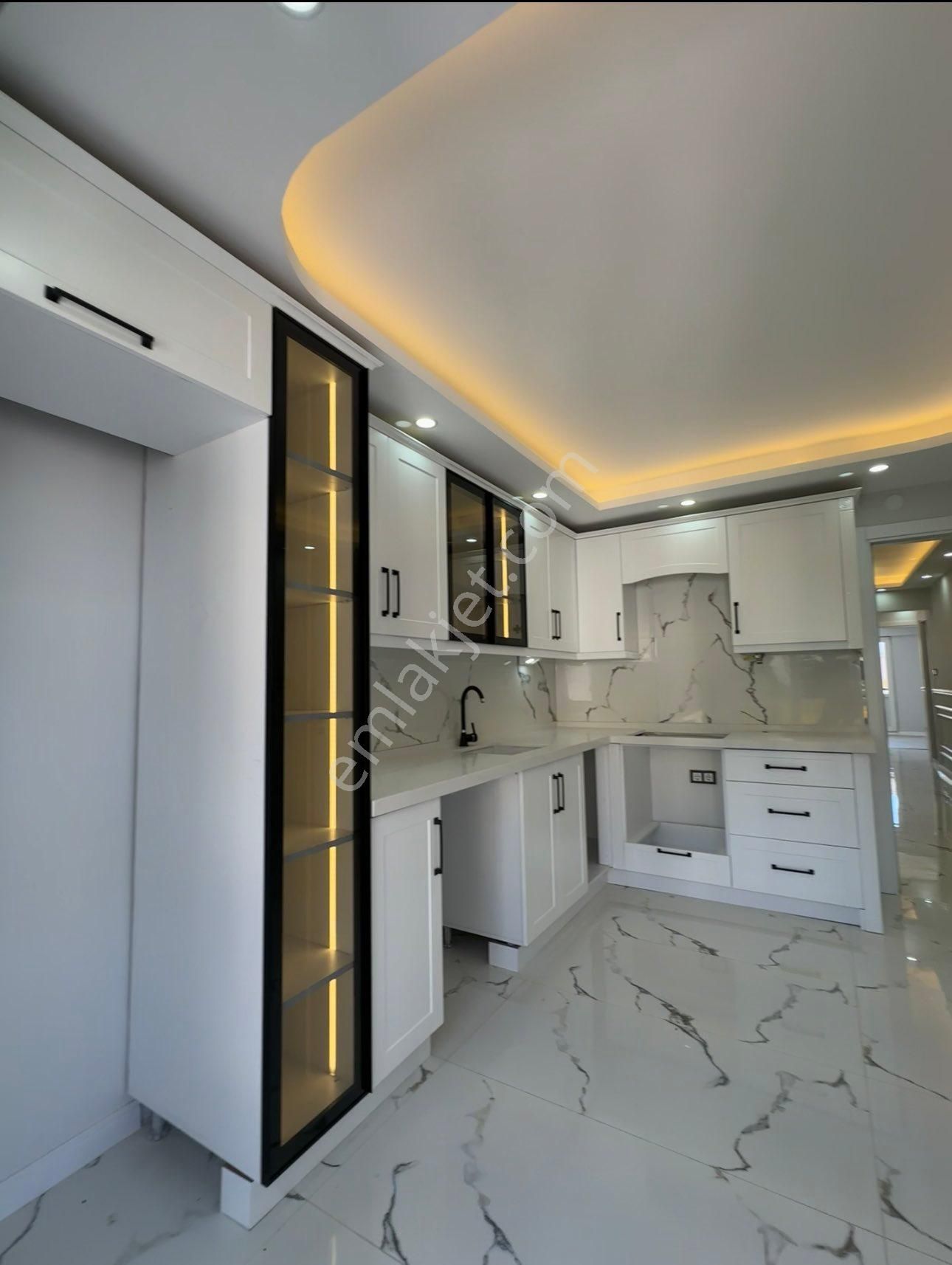 Manisa İbrahim Çelebi Mah.önü Açık 3+1 130m2 2 Balkonlu Ferah Füllüx Satılık Arakat Daire