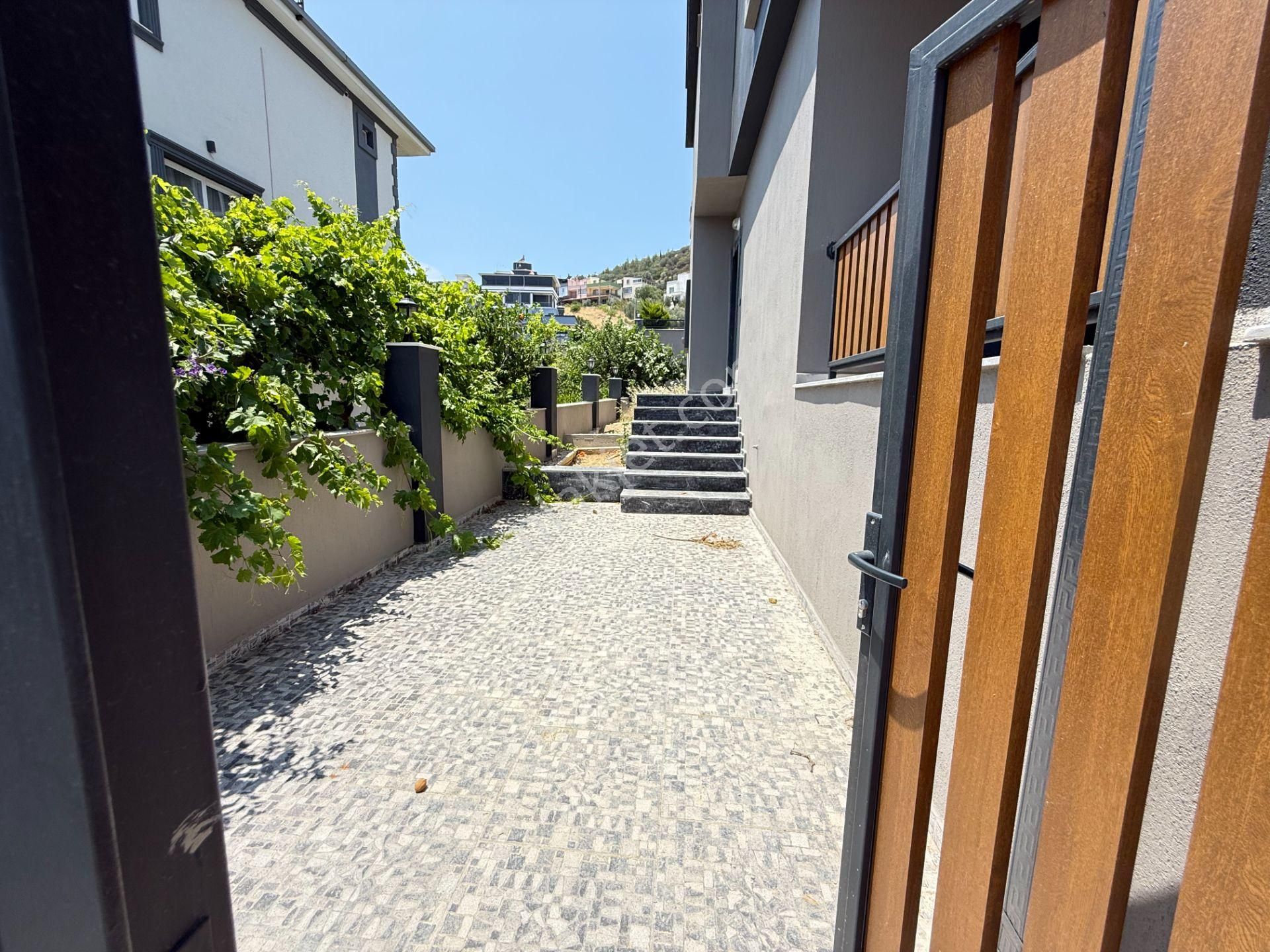 Seferihisar Doğanbeyde Satılık 3+1 Deniz Manzaralı Bahçeli Villa - Görsel 3