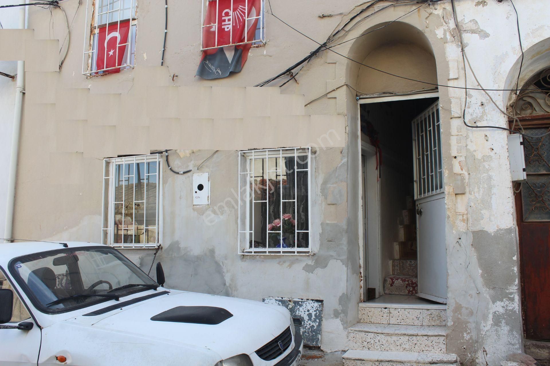 Ayvada'dan Ayvalık Merkez'de Avlulu 2 Katlı 2+1 Taş Rum Evi
