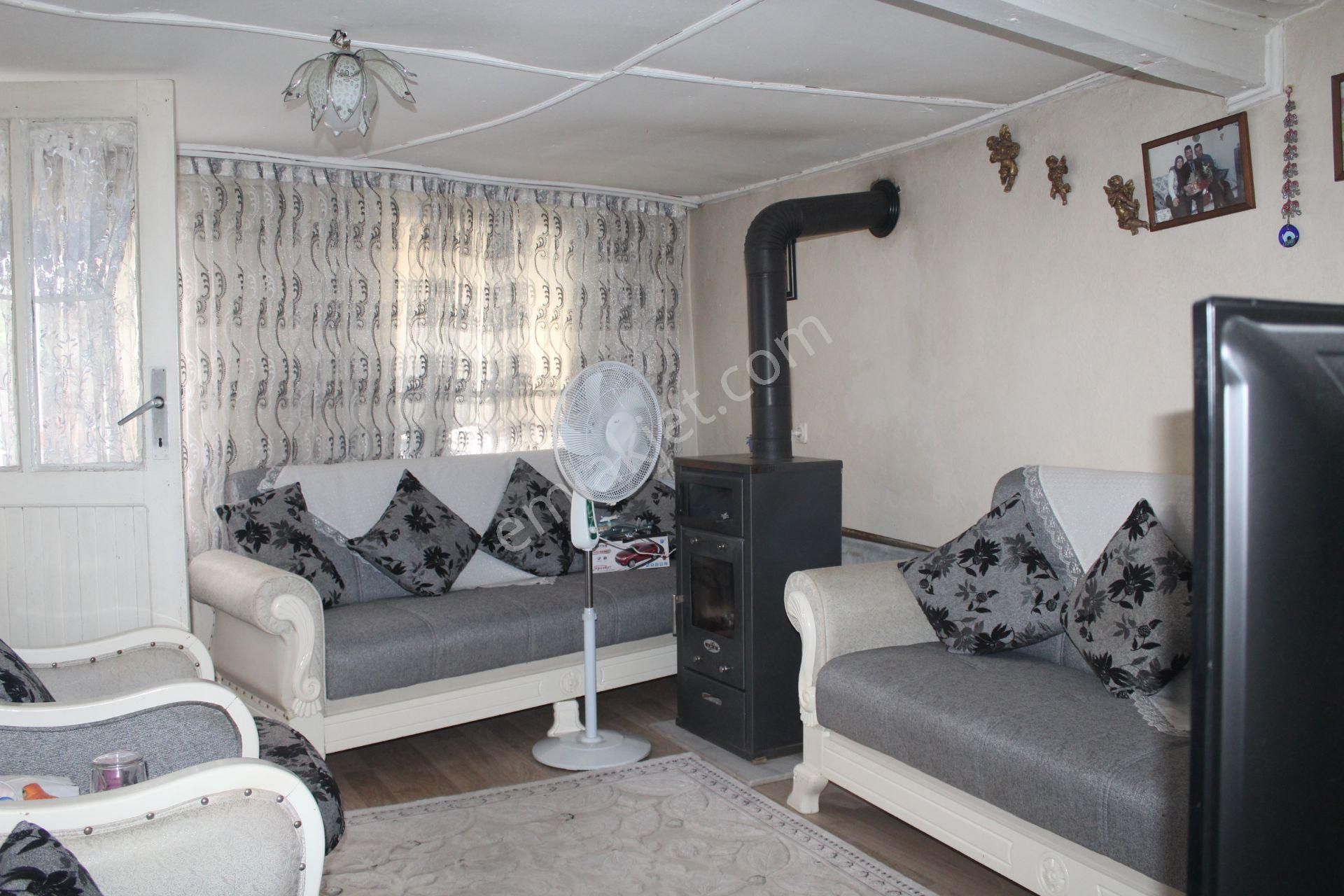 Ayvada'dan Ayvalık Merkez'de Avlulu 2 Katlı 2+1 Taş Rum Evi - Görsel 3