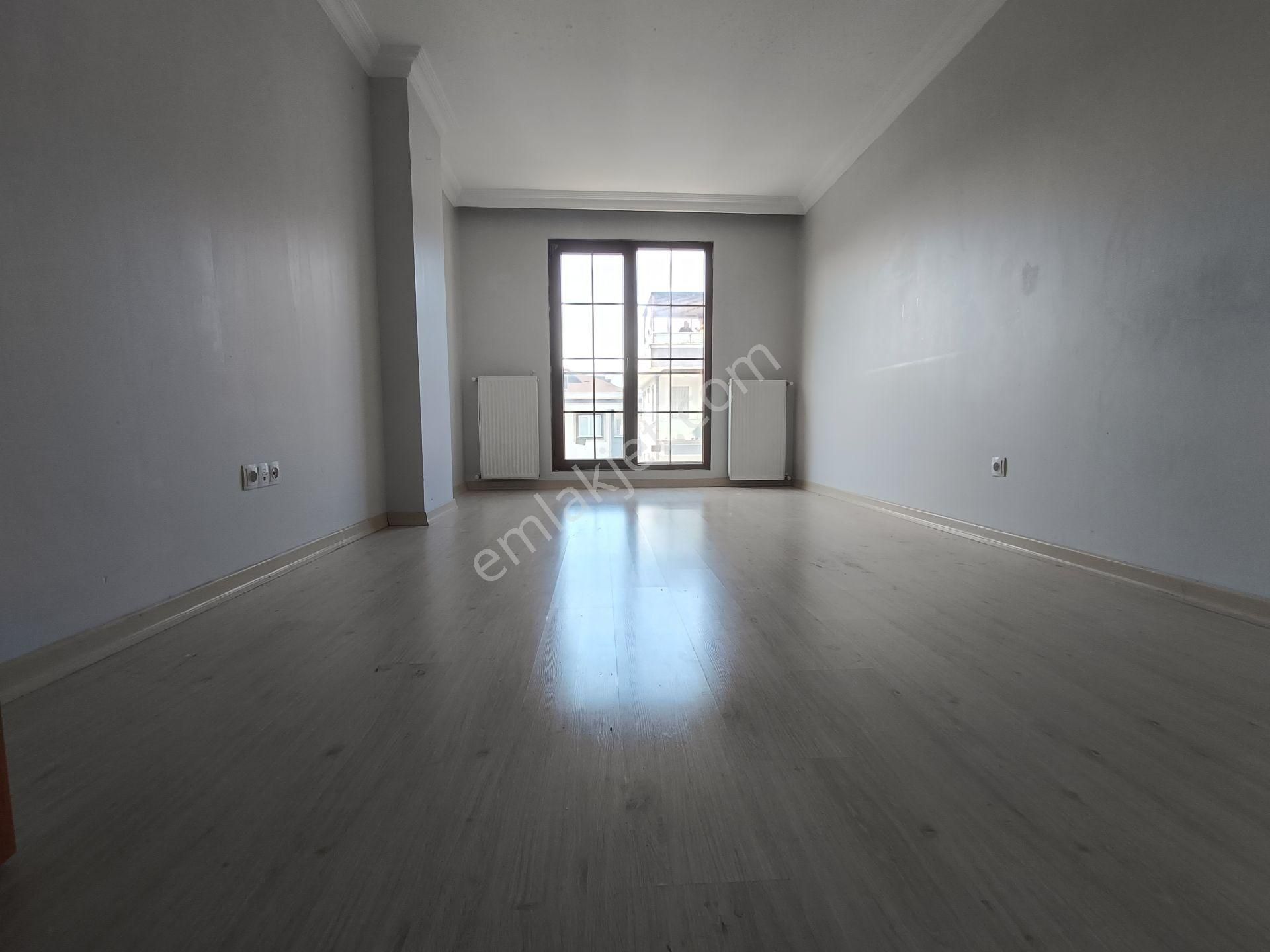 Yenidoğan Merkezde 2 Mutfak Banyo Tuvaletiyle 2 Daire Özellikle 4+1 Çatı Dubleks