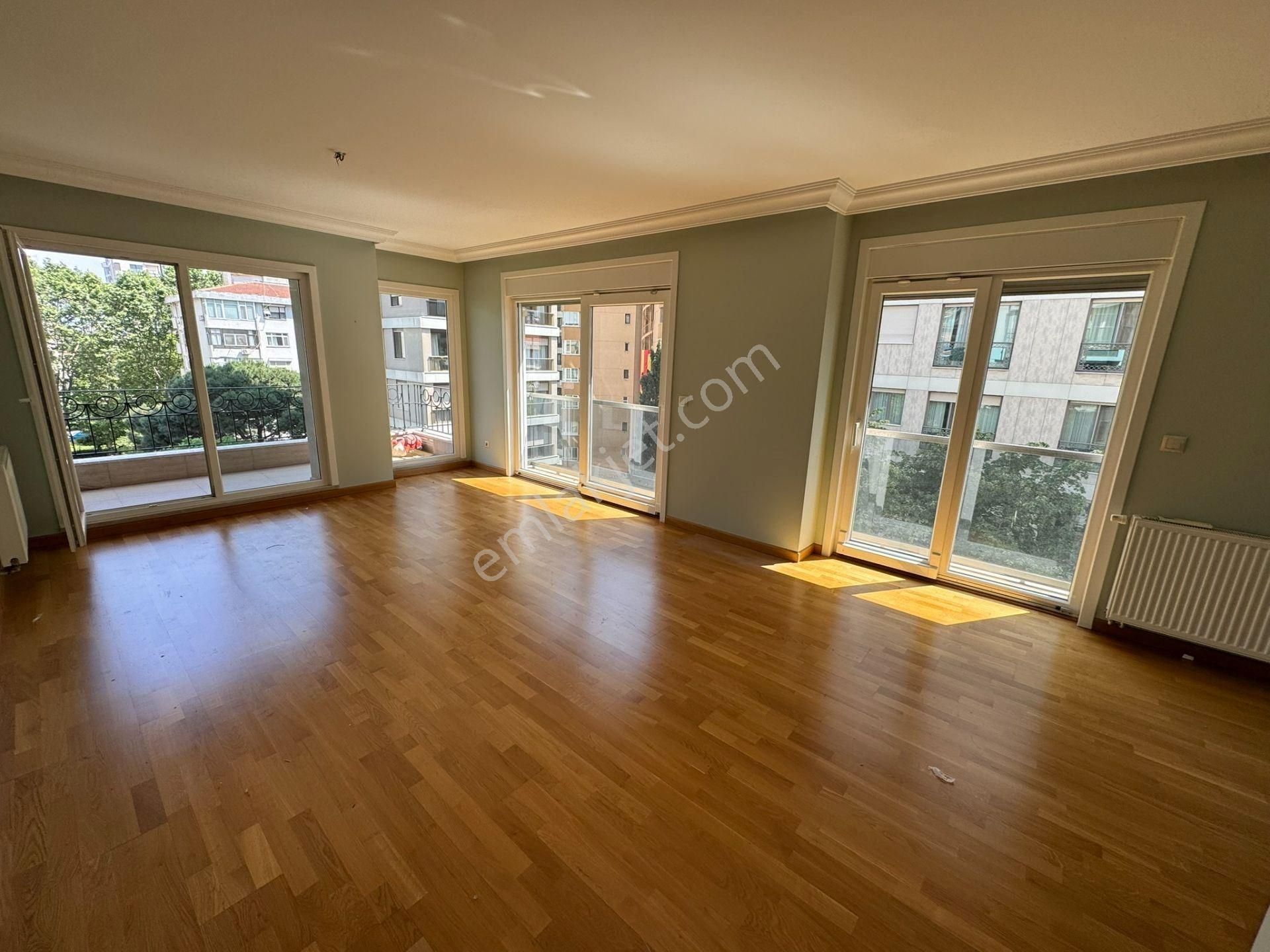Suadiye Sahil Balkonlu Geniş Mutfaklı 3+1 Kiralık