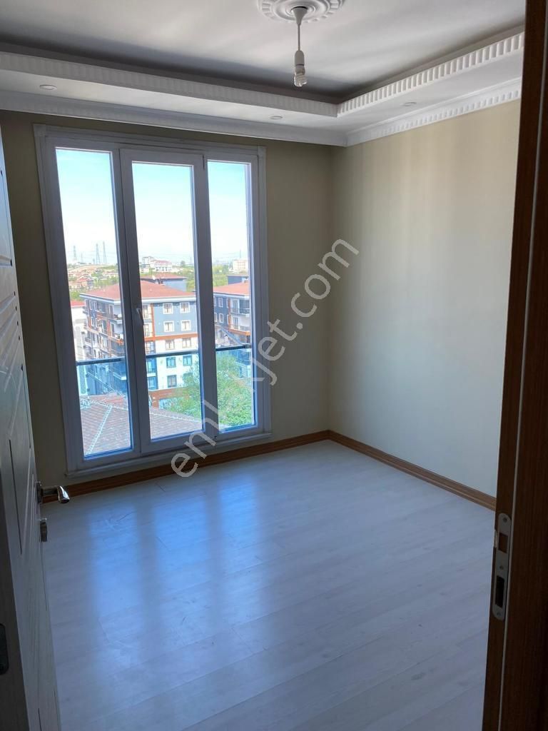 Hadımköy Hastane Mahallesi Satılık 2+1 İskanlı Daire