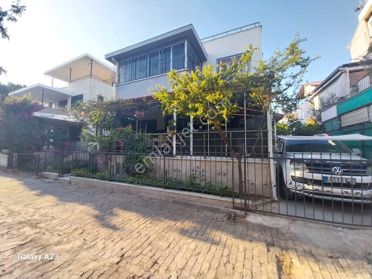 Kuşadası Sahilde,oto Garajlı 4+1 Satılık Müstakil Villa