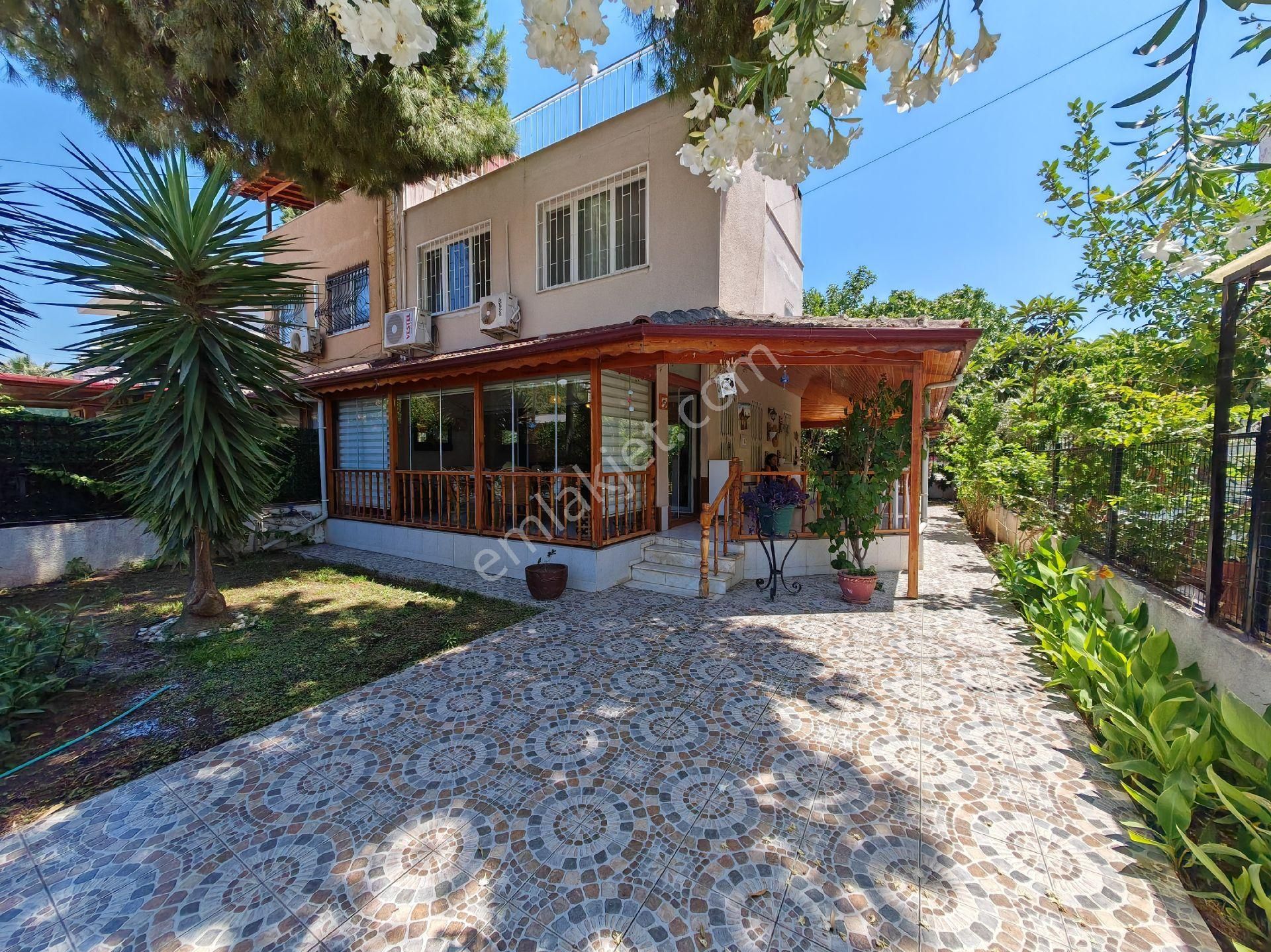 Kuşadası Yavansu Da Geniş Bahçeli Plaja 150 M Satılık Villa