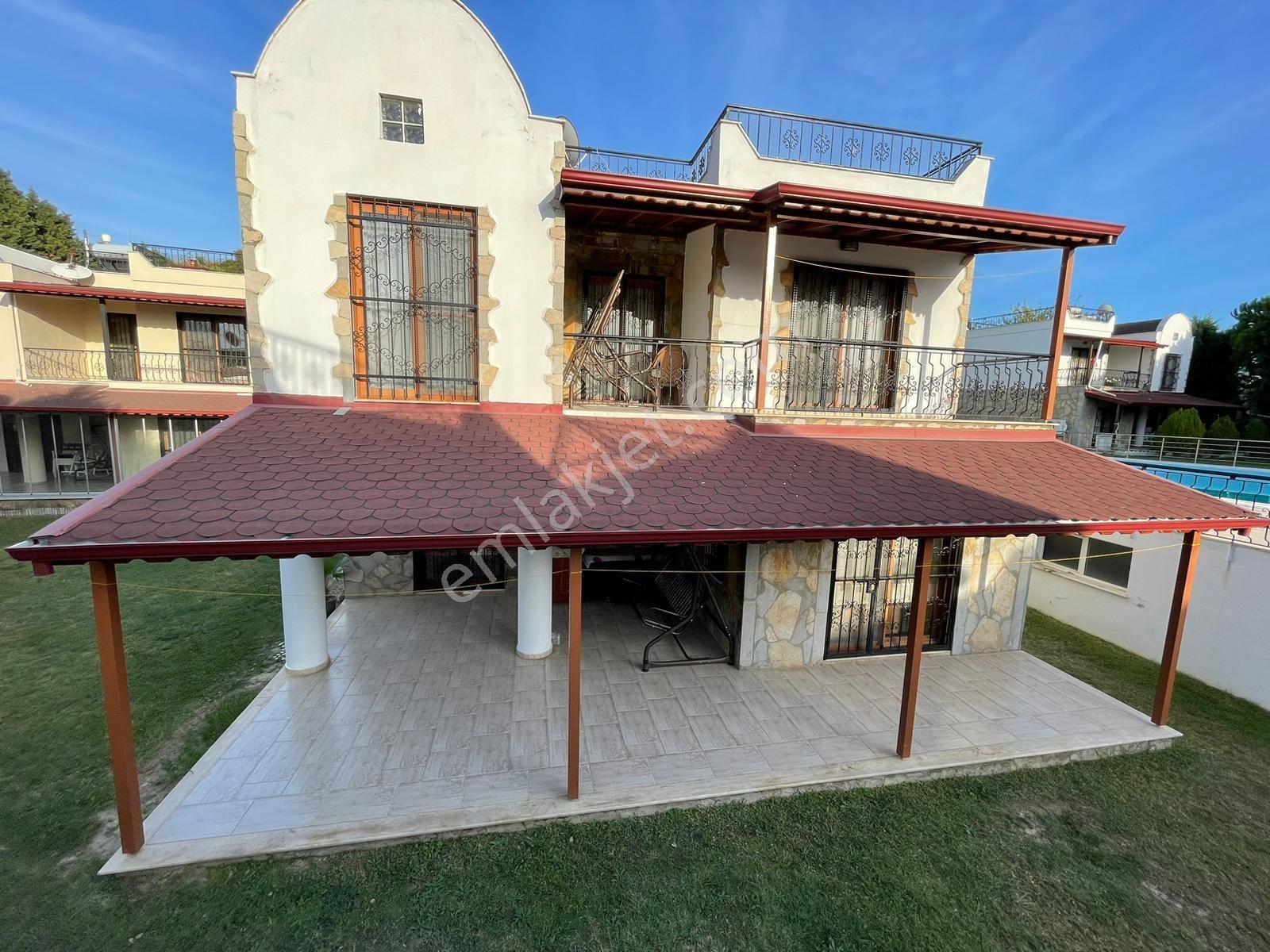 Kuşadası Sahilde,havuzlu Sitede, 3+1 Müstakil Villa