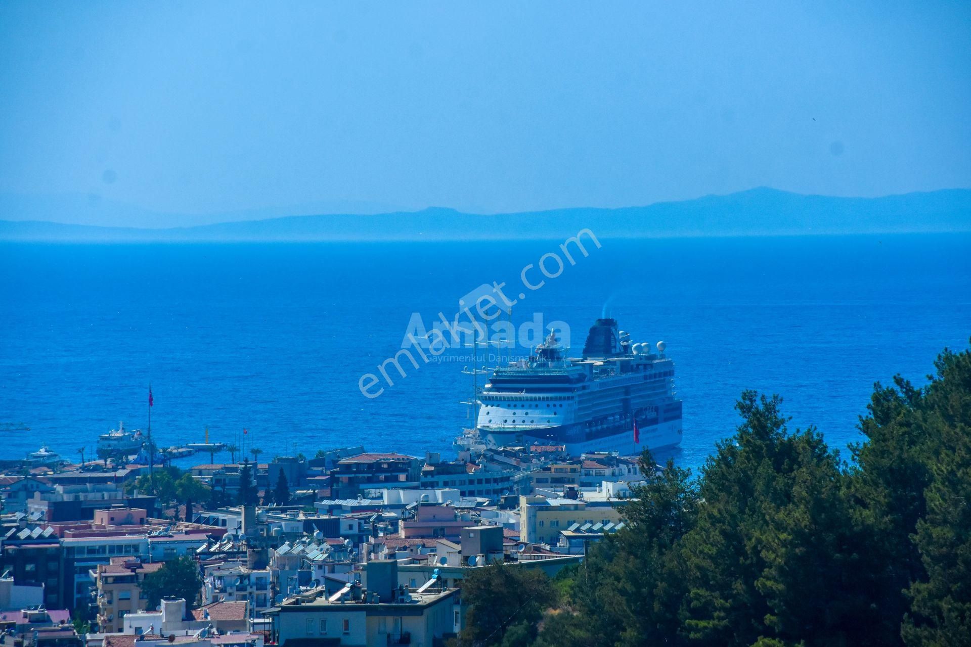 Kuşadası'nda Deniz Manzaralı, Havuzlu Satılık 3+1 Daire