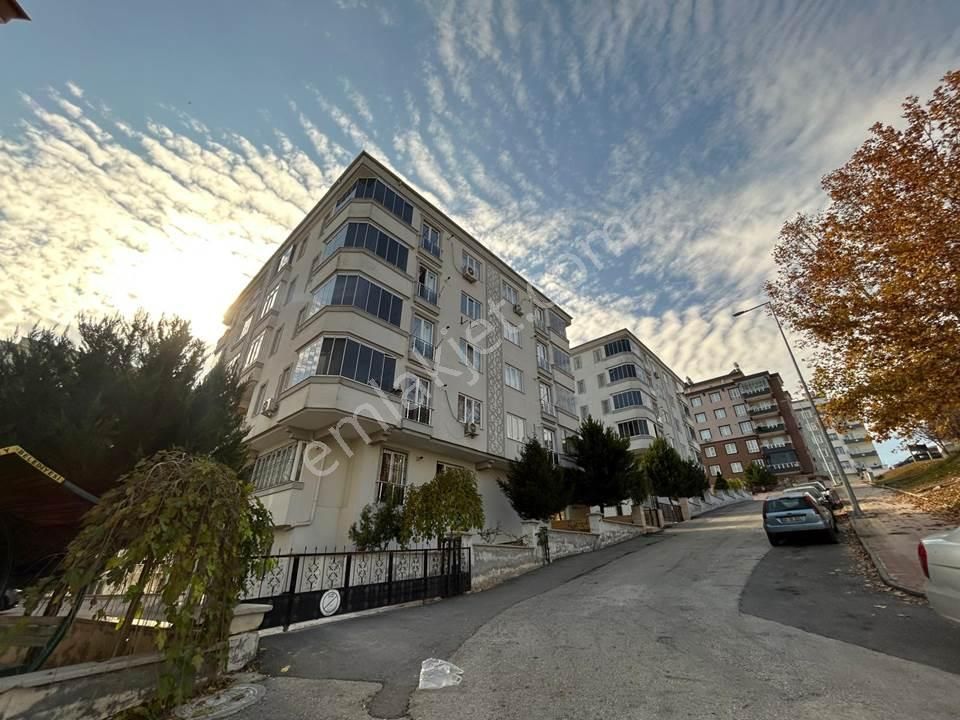 Repa Gayrimenkul'den Yeditepe'de Çift Balkonlu Ara Kat 2+1 Daire