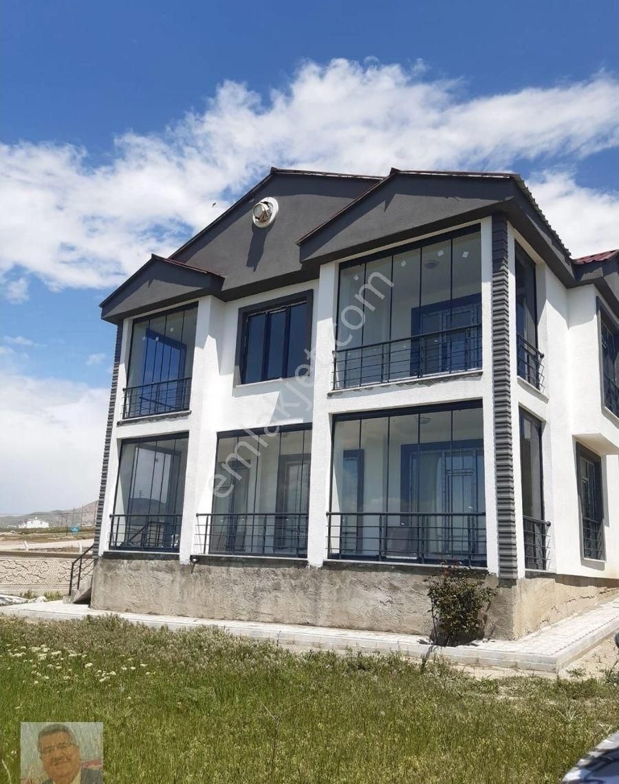 Van Tuşba Mollakasım'da Satılık Site İçi Yazlık Villa