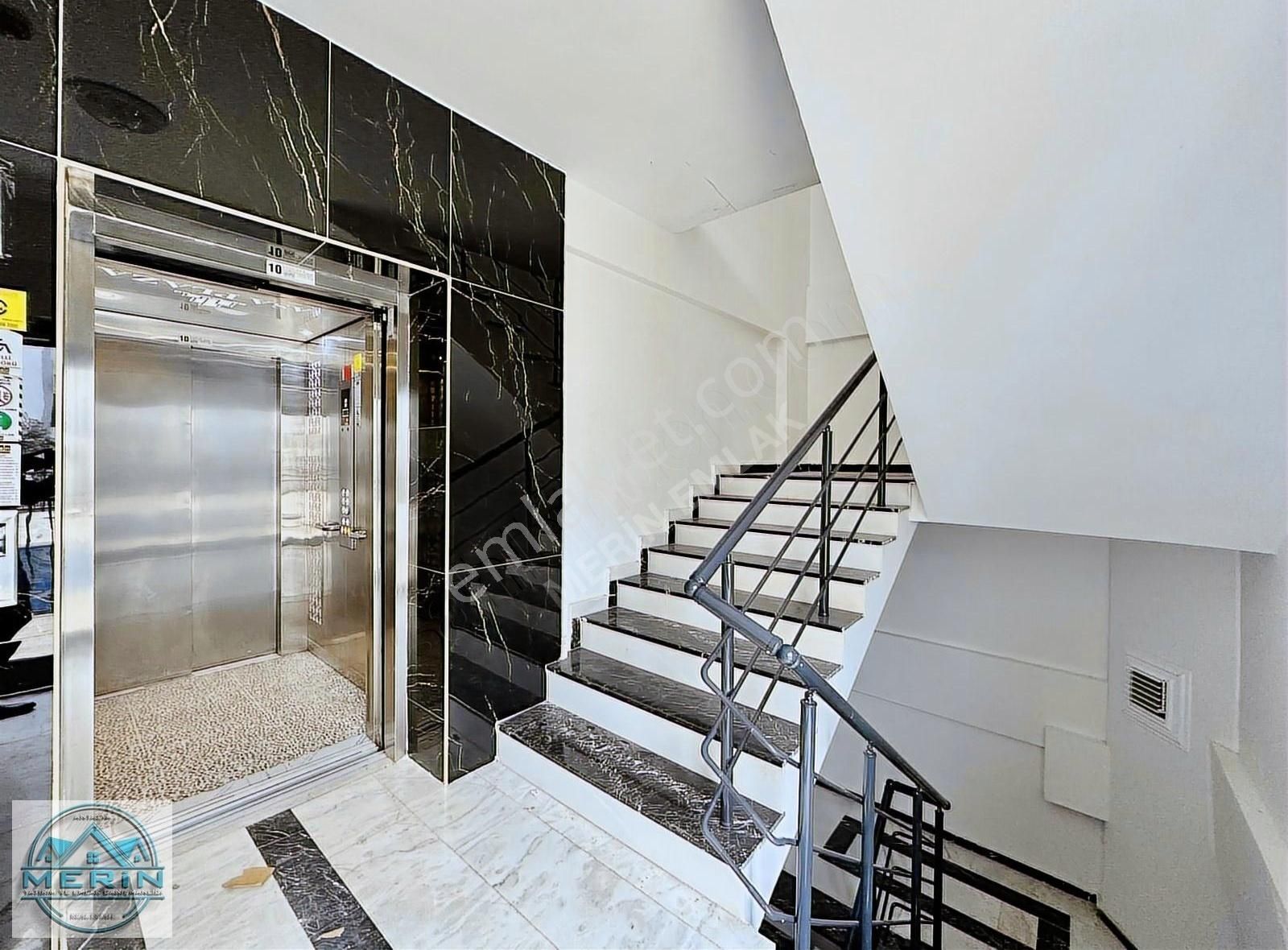 Karşıyakada Havuzlu Sitede Kapalı Otoparklı Satılık 1+ 1 Daire - Görsel 8