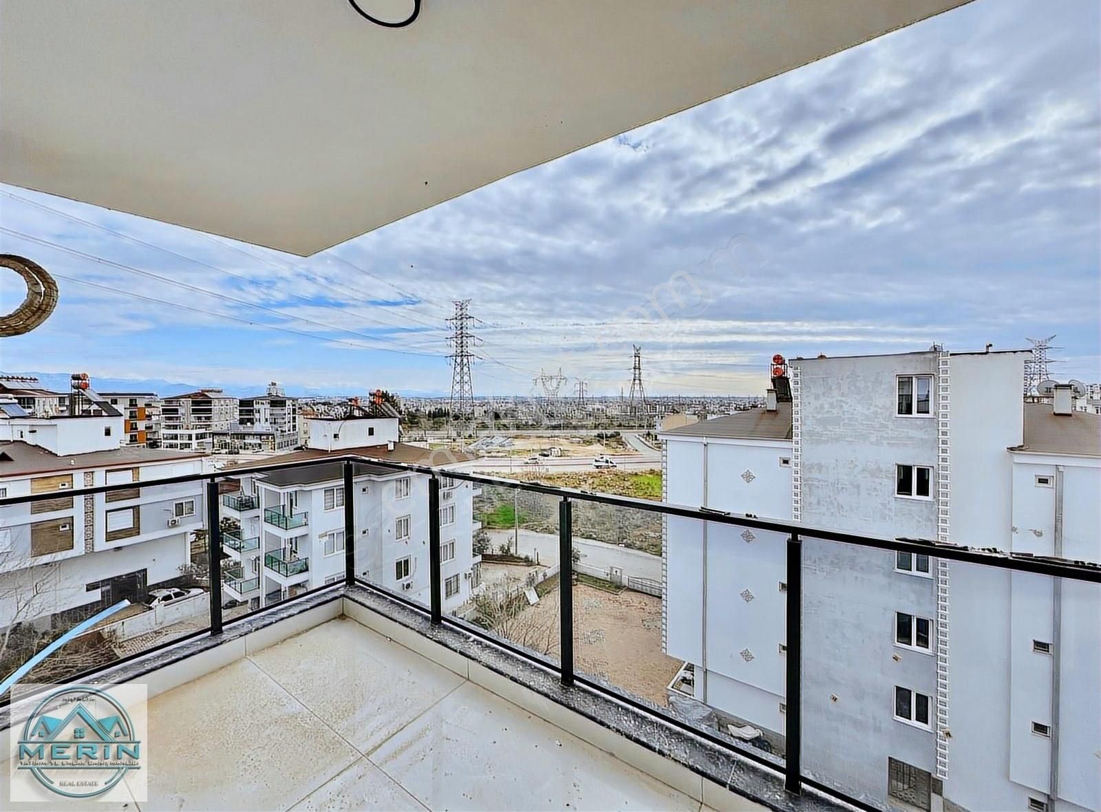 Karşıyakada Havuzlu Sitede Kapalı Otoparklı Satılık 1+ 1 Daire - Görsel 4