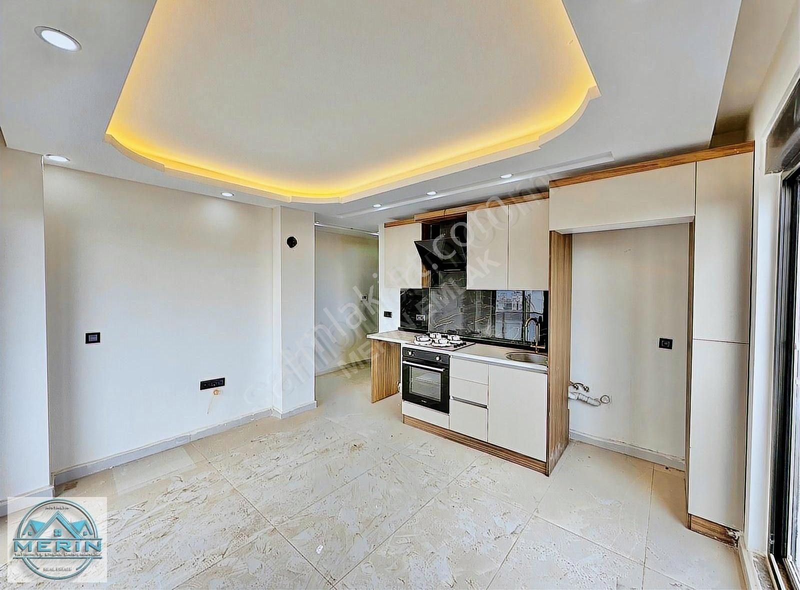 Karşıyakada Havuzlu Sitede Kapalı Otoparklı Satılık 1+ 1 Daire