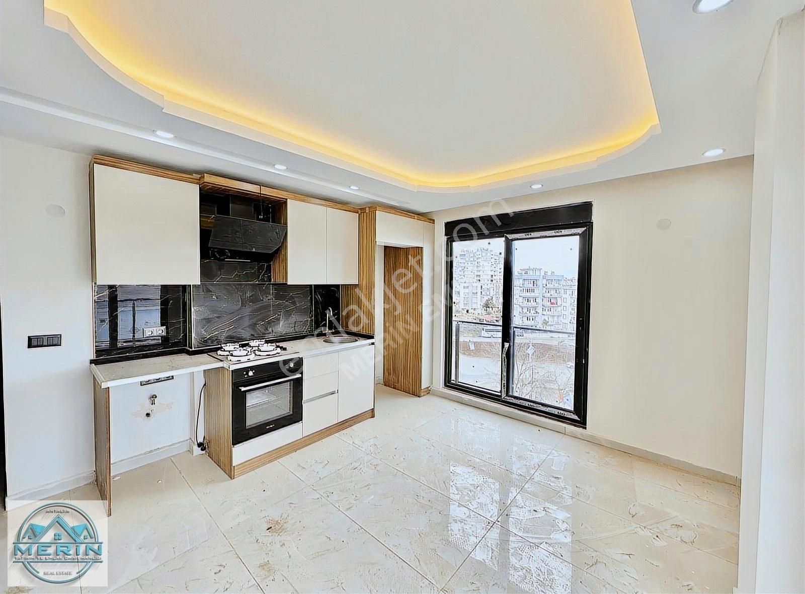 Karşıyakada Havuzlu Sitede Kapalı Otoparklı Satılık 1+ 1 Daire - Görsel 2