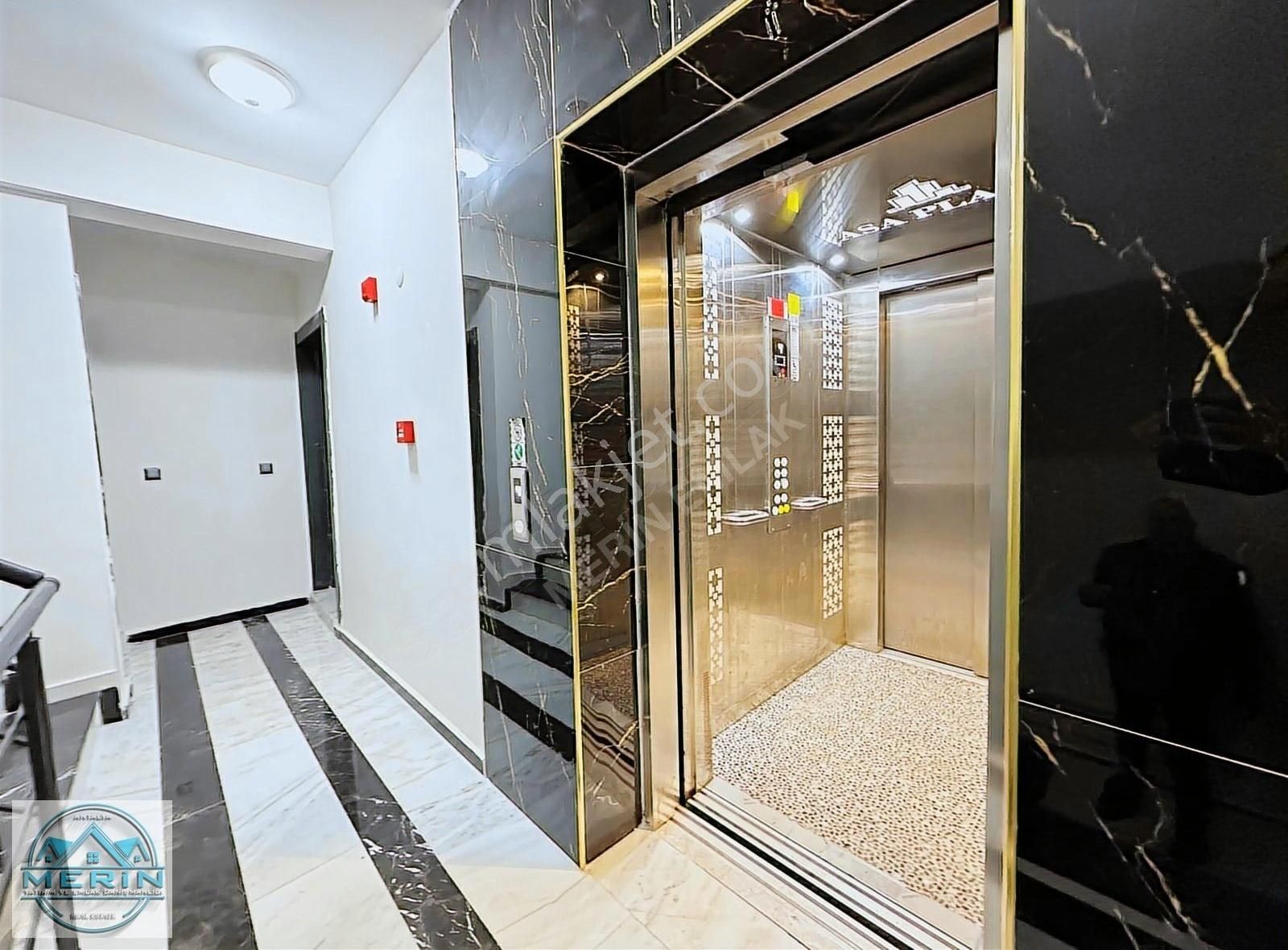 Karşıyakada Havuzlu Sitede Kapalı Otoparklı Satılık 1+ 1 Daire - Görsel 9
