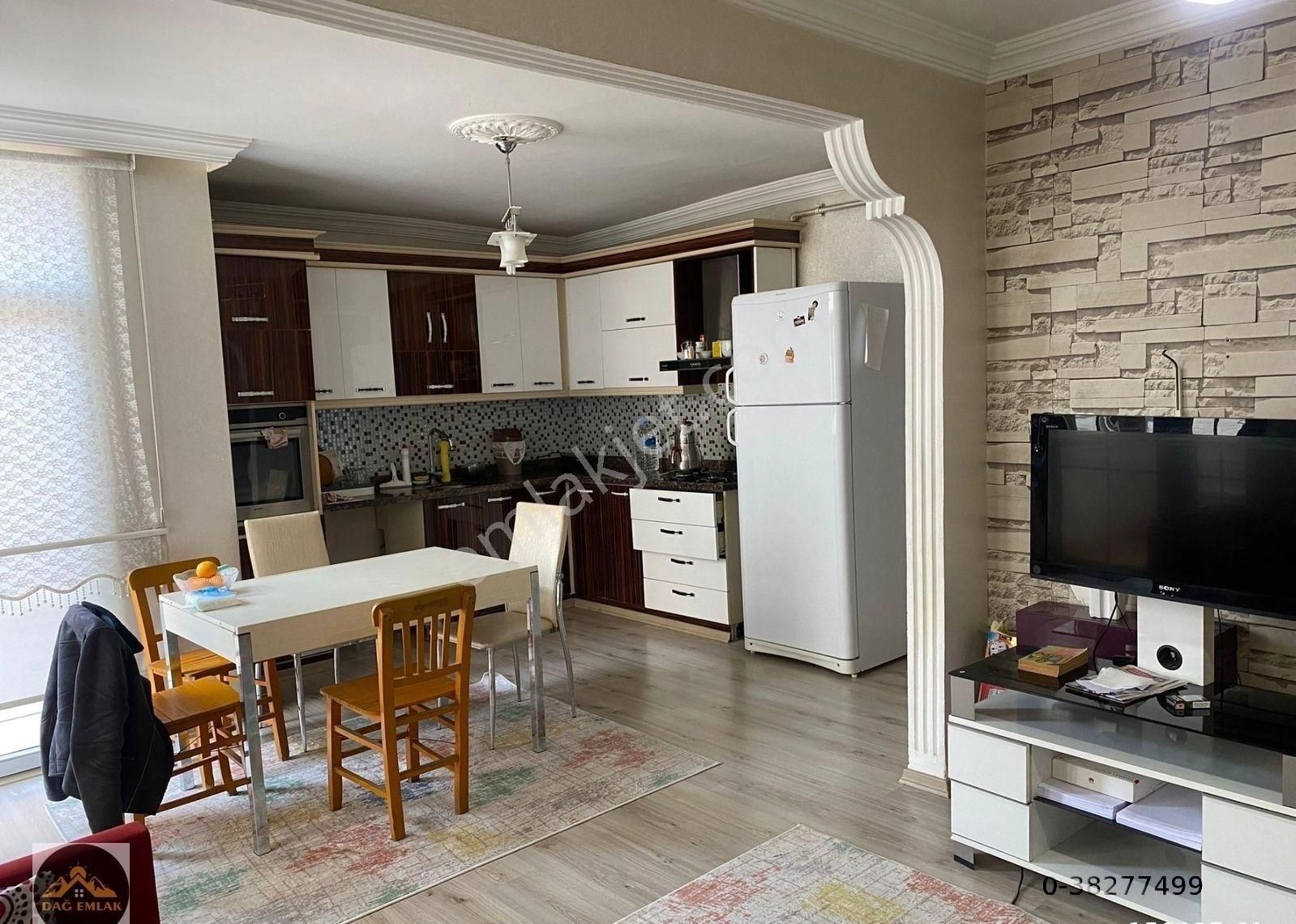 ✅ İkinisan Caddesi Civarı Satılık 3+1,5 Daire – 180 M² | 5. Kat | Güneybatı Cephe | Site İçi | 2011