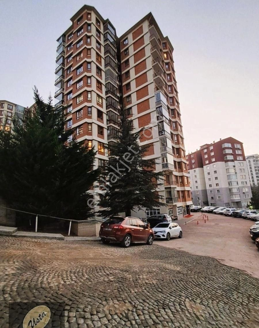 İdareciler Sitesi Ara Katta Manzaralı Yapılı 3+1 Satılık Daire