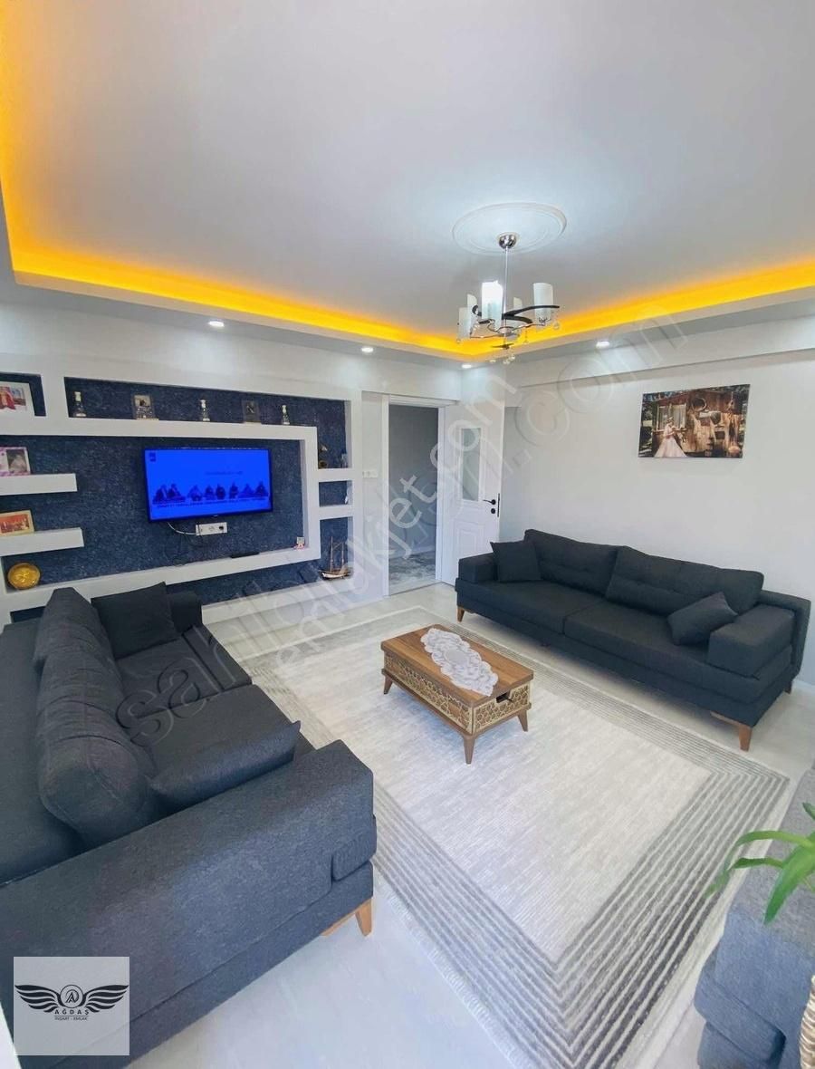 Belediye Meydanında 2+1 Ara Kat İskanlı Satılık Daire
