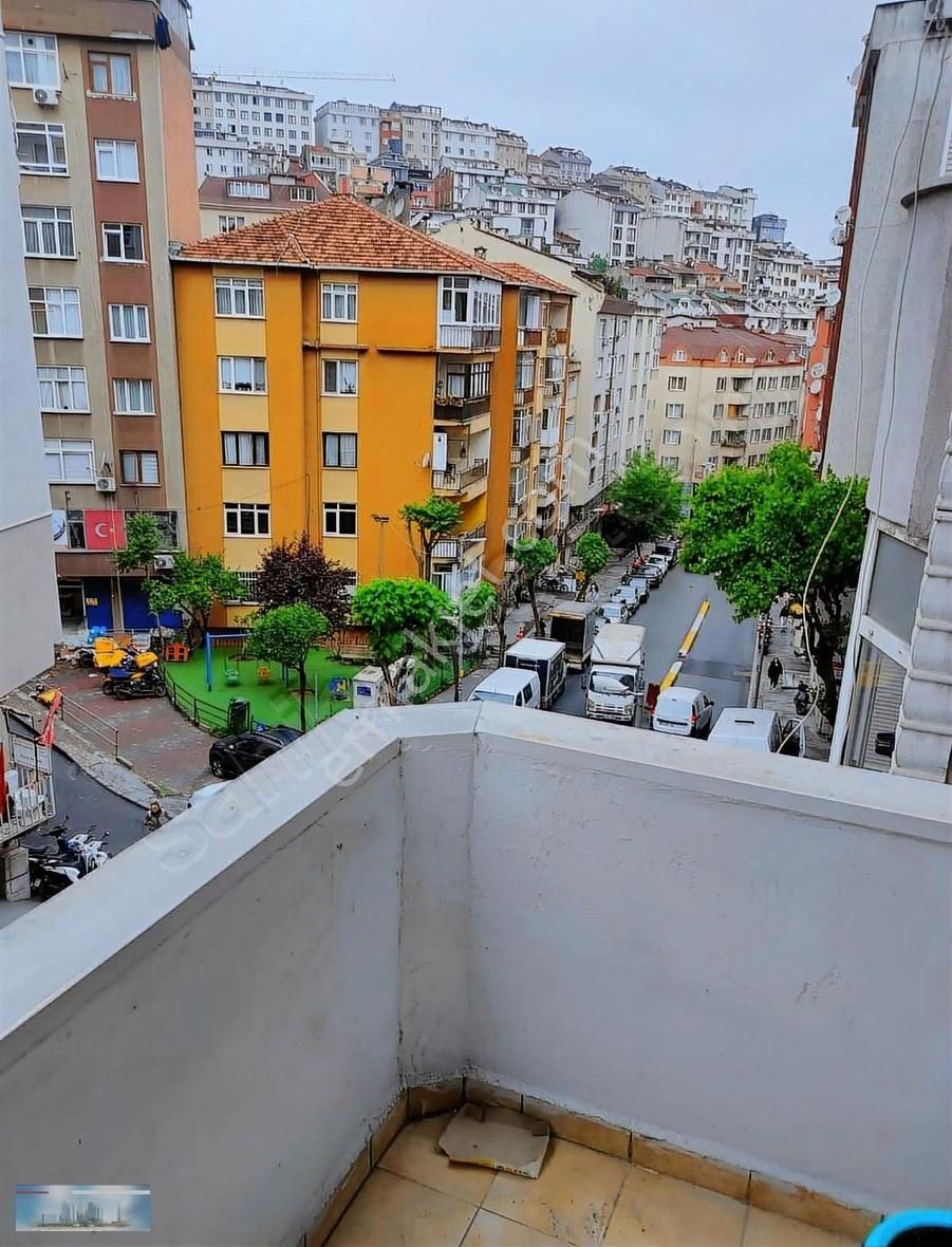 Mecidiyeköy De Cadde Üzerinde Arakat Geniş Ferah 2+1