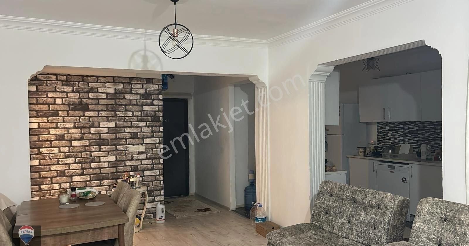 Kuşadası Avm Bölgesinde Eşyalı Geniş 2+1 Daire