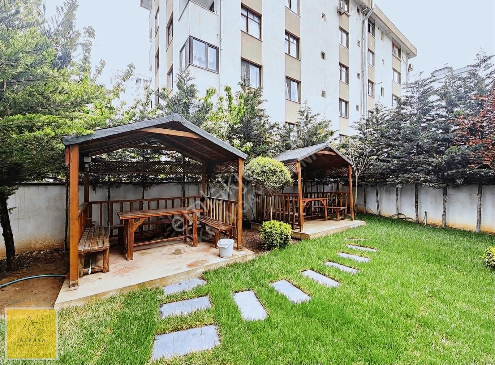 Suadiye Ayşekadın'da Satılık 2+1 Daire Balkonlu Ara Kat
