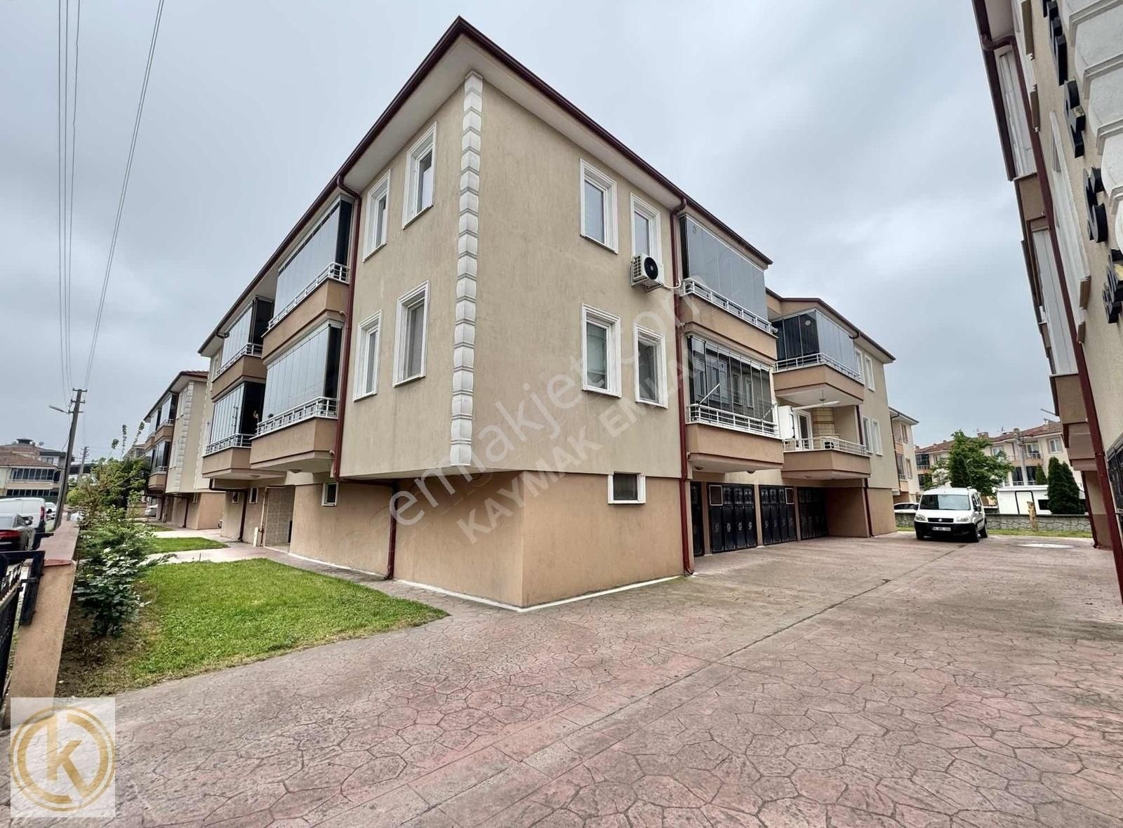 Kaymak Emlaktan Erenler'de Garajlı+kilerli 130 M2 Satılık Daire
