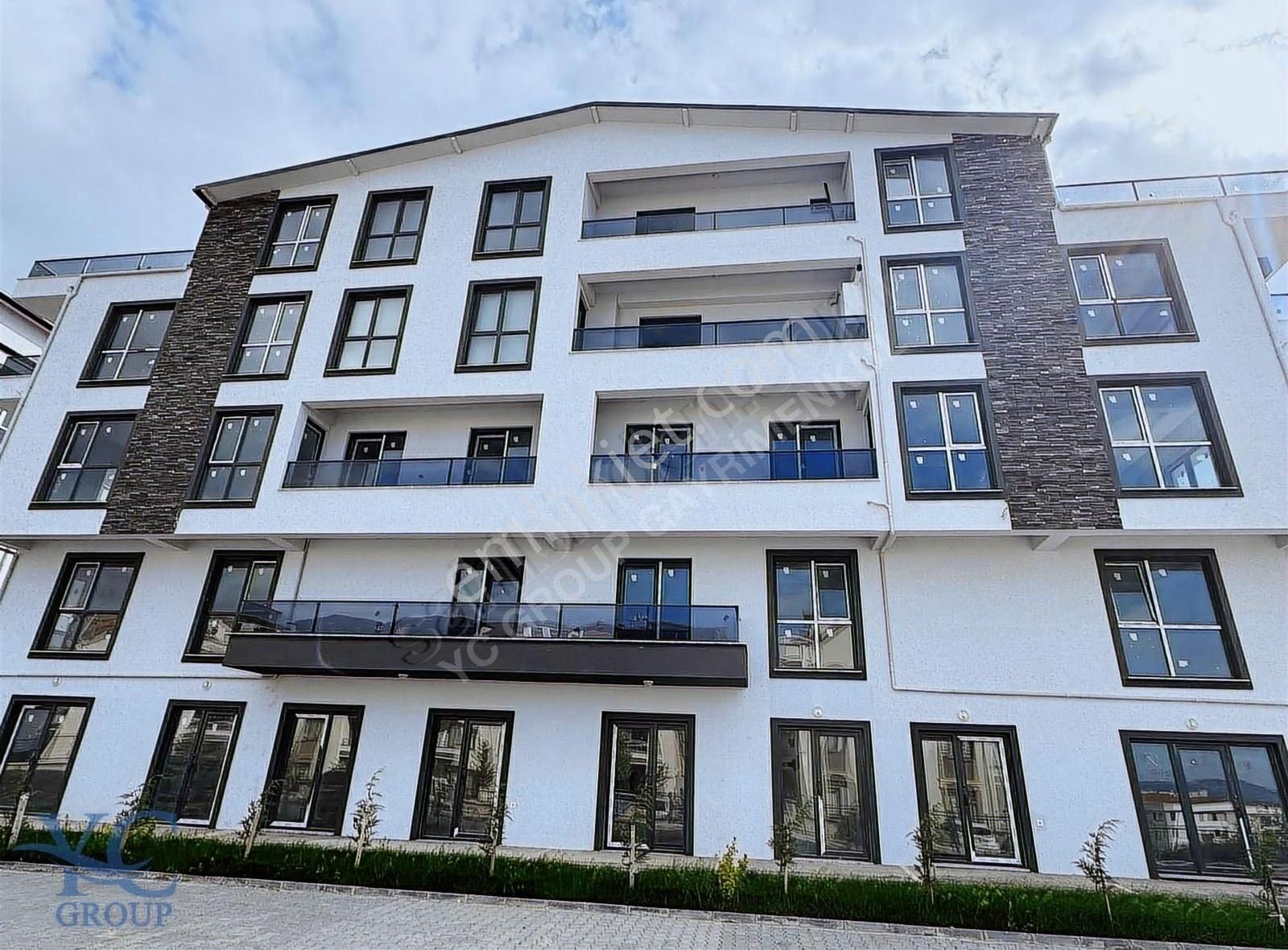 Yc Group'tan Doğa Manzaralı Ön Cephe Ferah Daire