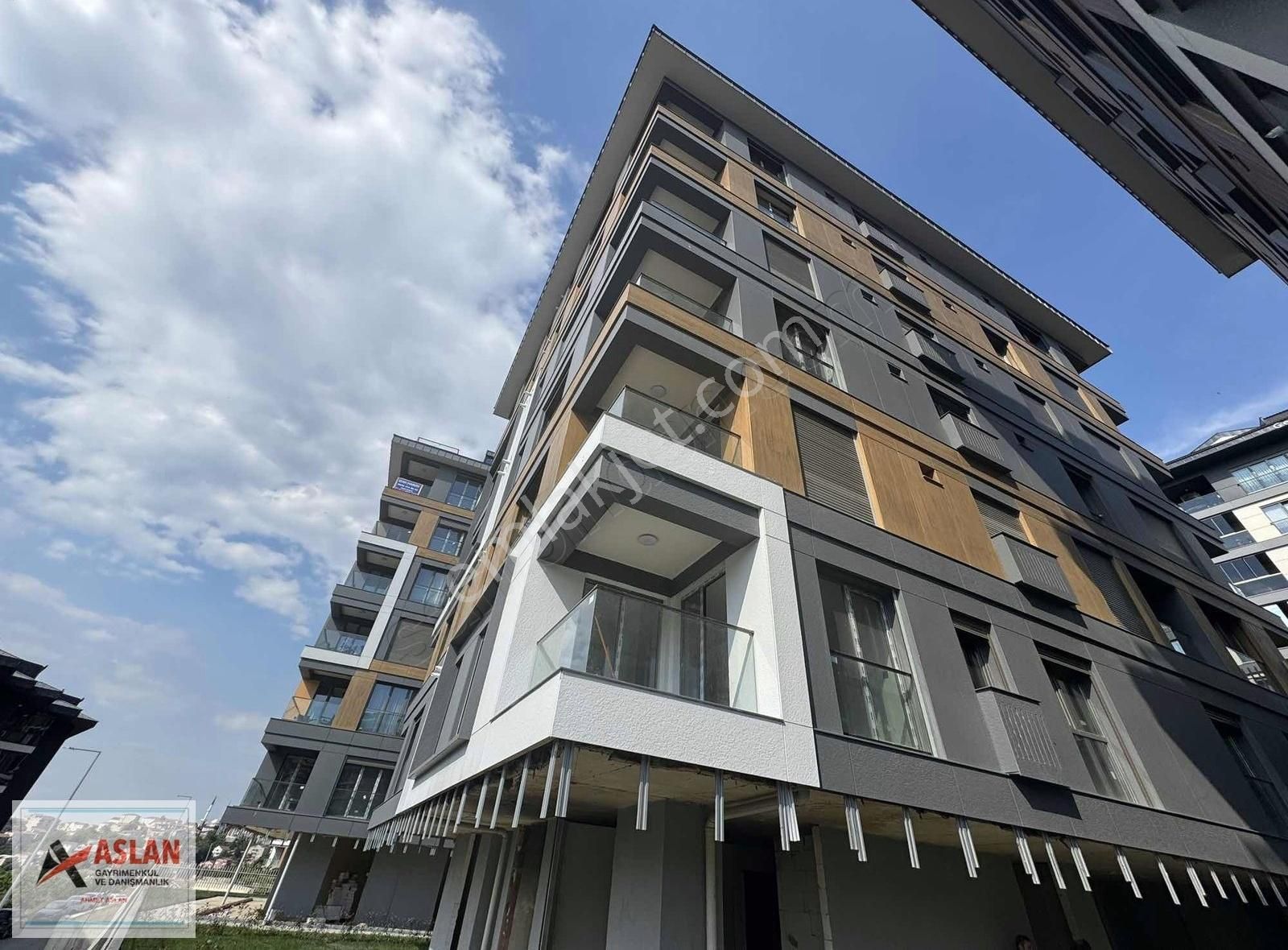 Nefes Çengelköy Sitesinde Verandalı Bahçe Katı 80 M2 Net