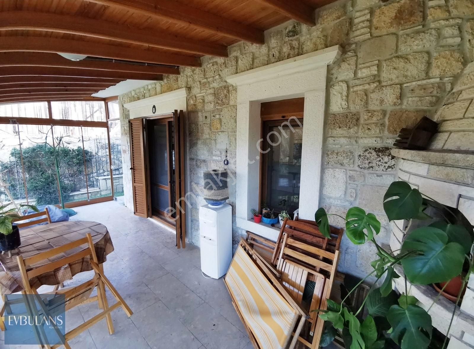 Eski Foça Fokai Sitesi Yanı Kendine Özel Plajlı 2+1 Taş Ev