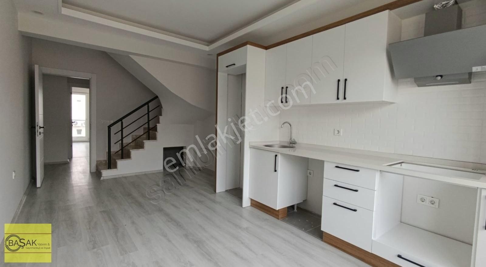 Başak'tan Çarşı Merkezde 3 Balkon Ve Kileri Olan Dubleks