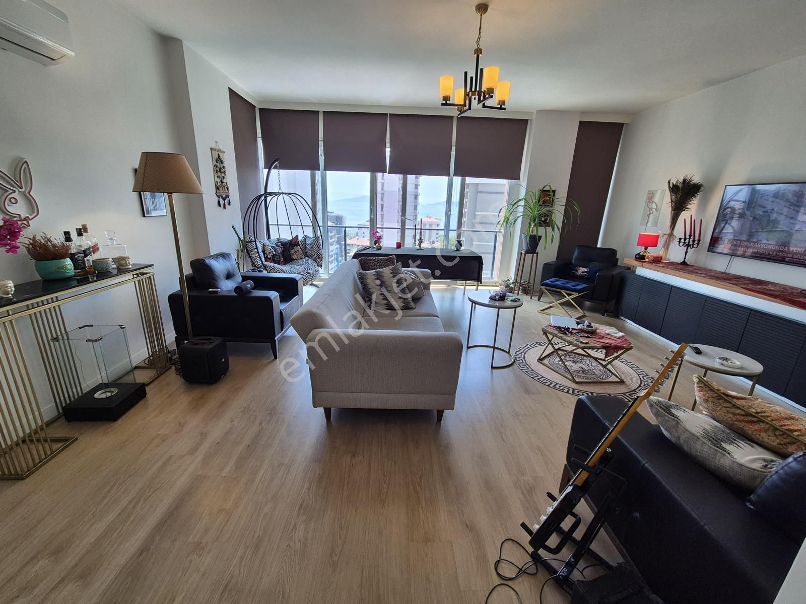 Suadiyede Güvenlikli Havuzlu Sitede 3+1 Deniz Manzaralı Daire Emlak Masası