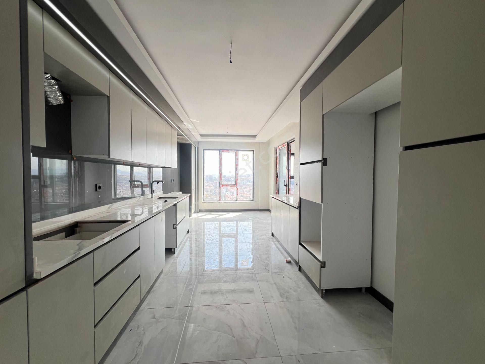 Çiftçioğullarından Site İçerisinde K. Otoparklı G.odalı E.bayonlu Lüks 4+1 Daire