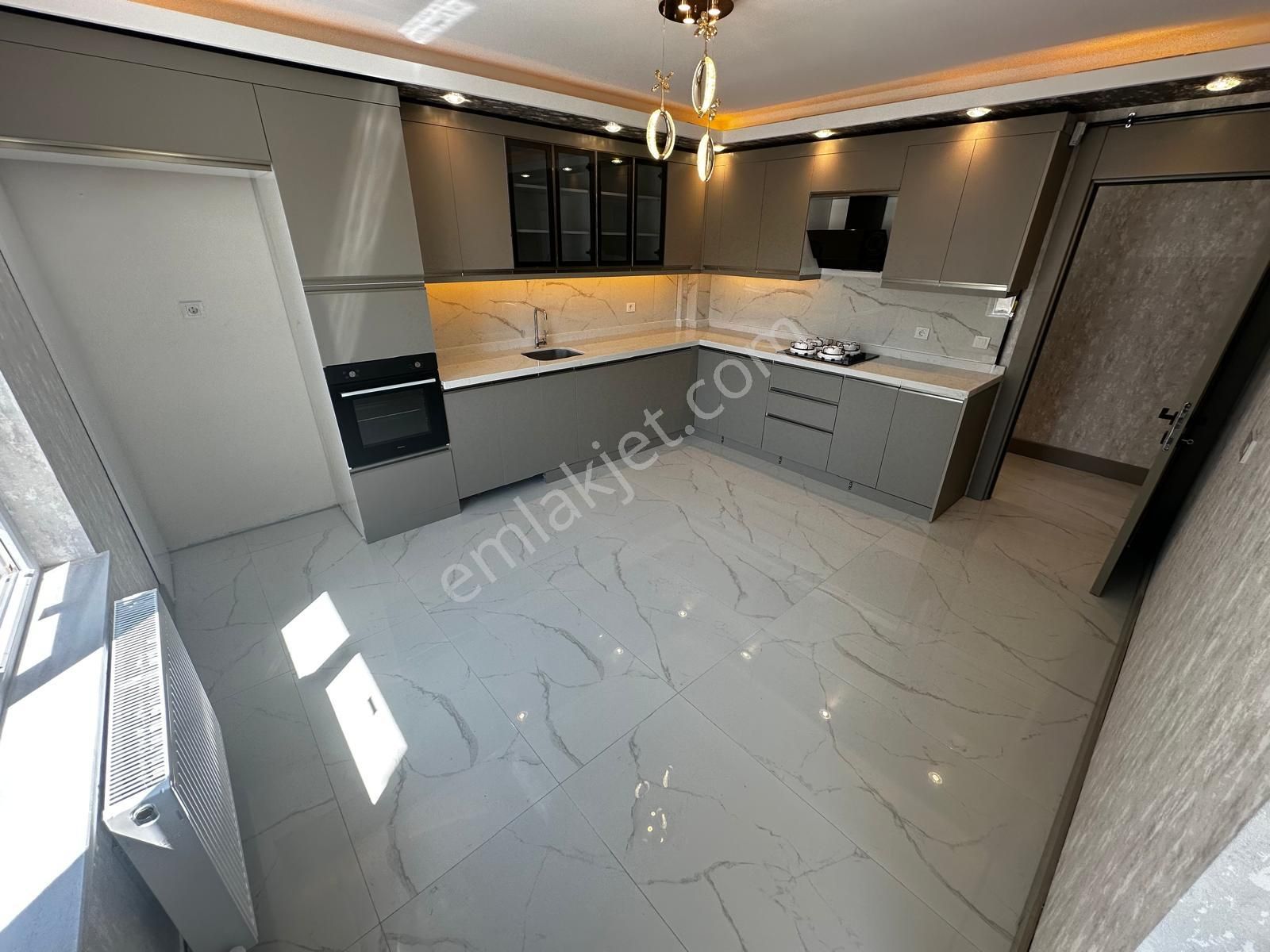 * Menderes Mah'de 100 Mt2 Depolu+kilerli Ultra Geniş 4+1 Daire !!
