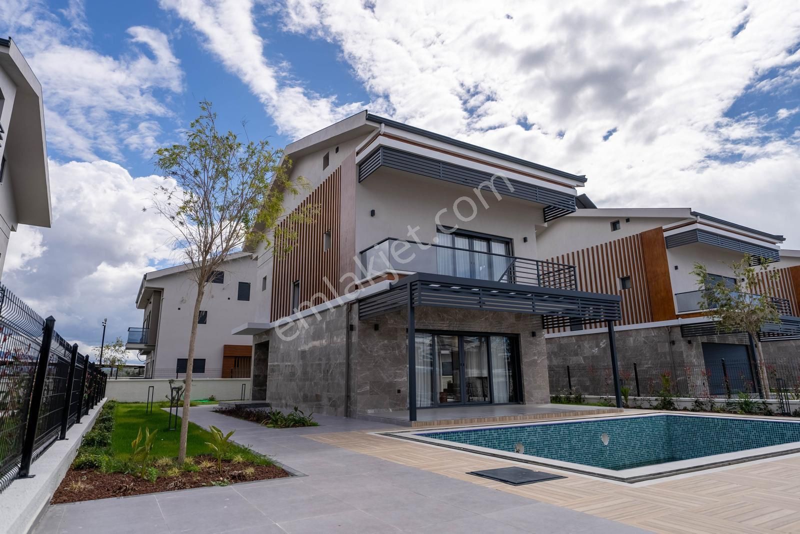 Denize Komşu Lüks 4+1 Sıfır Satılık Müstakil Villa