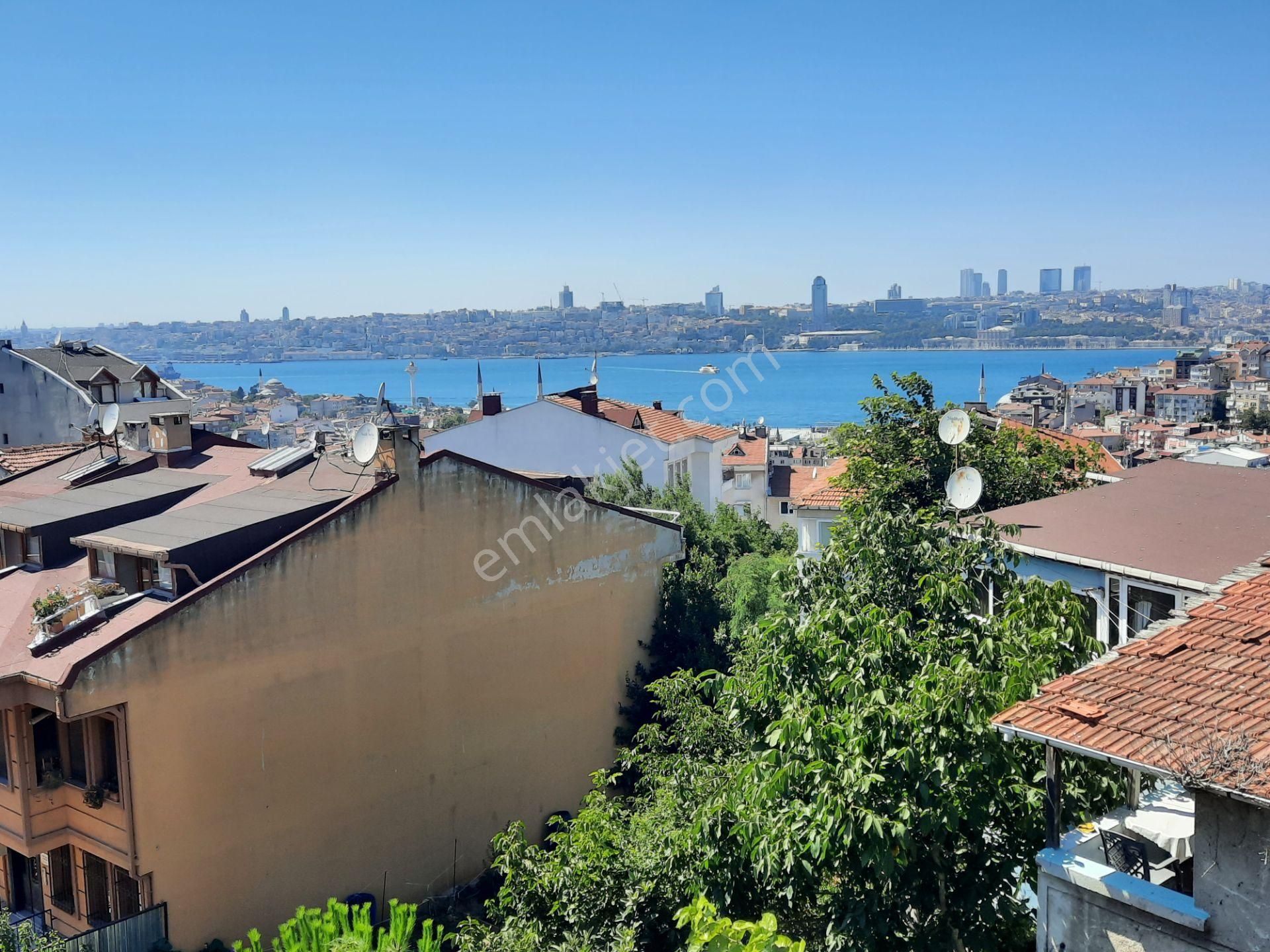 Deluxe 26 ' Dan Deniz Manzaralı Balkonlu 2+1 85 M2 Fırsat Daire