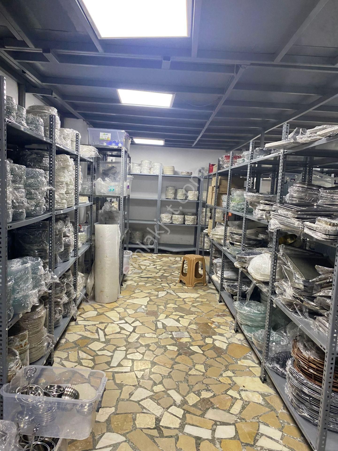 Cumhuriyet Mahallesinde 310m² Net Kiralık Depolu Dükkan